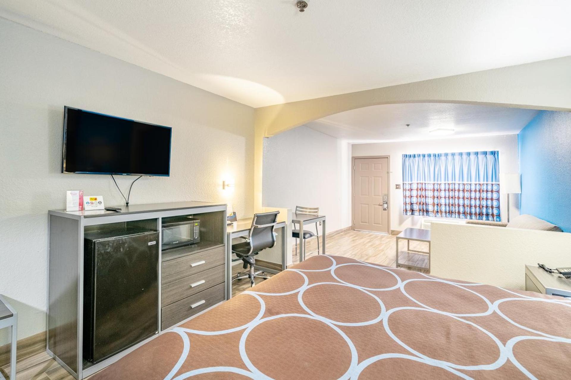 Super 8 by Wyndham San Antonio/Riverwalk Area photo 12