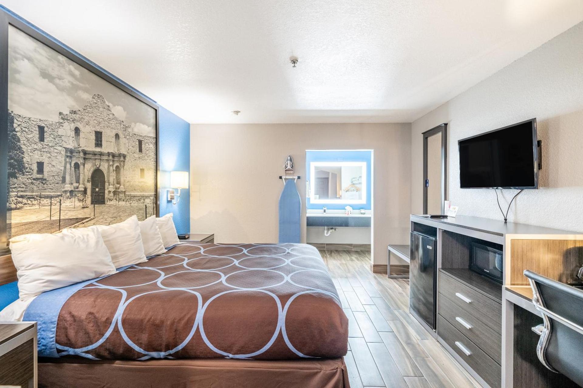 Super 8 by Wyndham San Antonio/Riverwalk Area photo 25