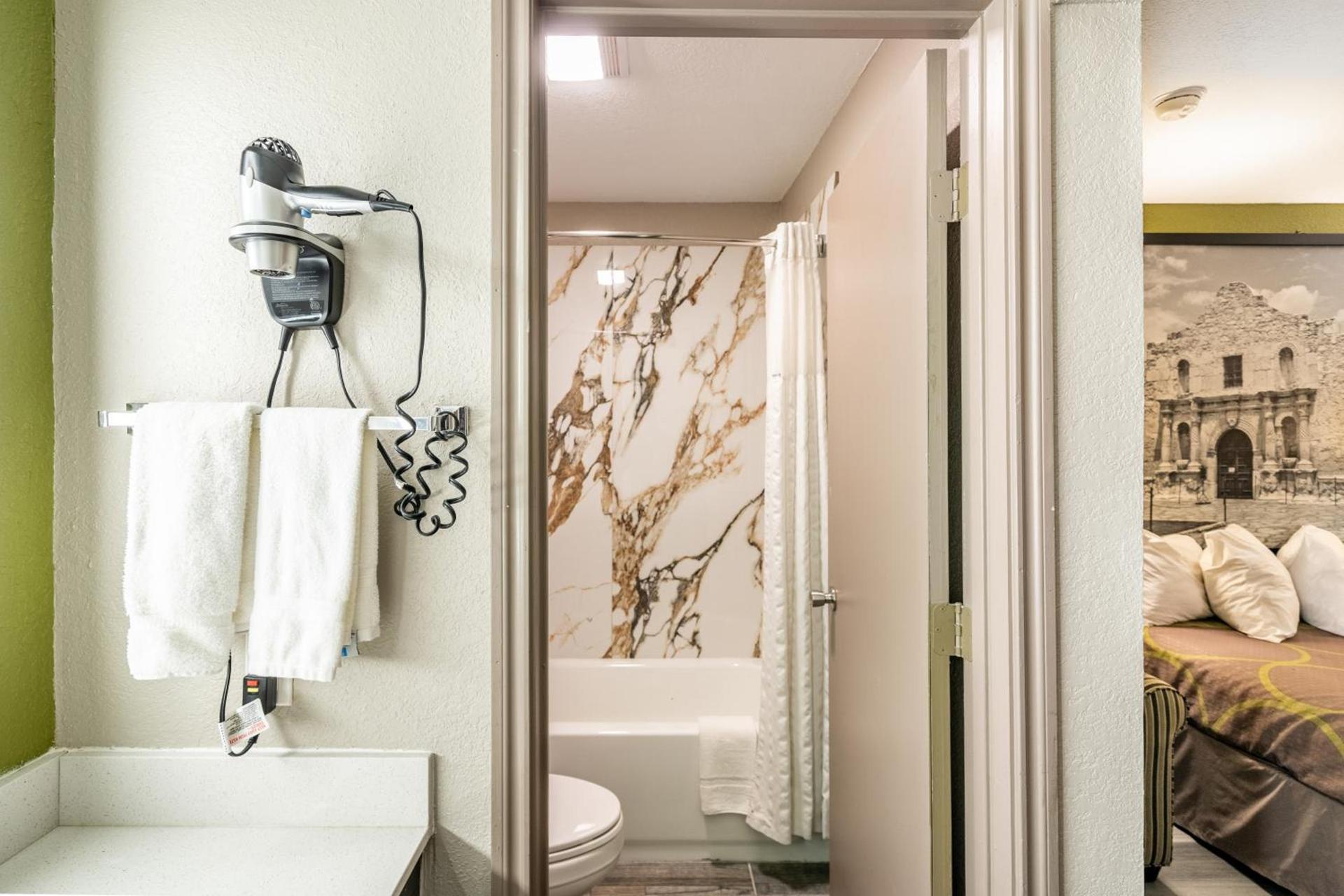 Super 8 by Wyndham San Antonio/Riverwalk Area photo 33