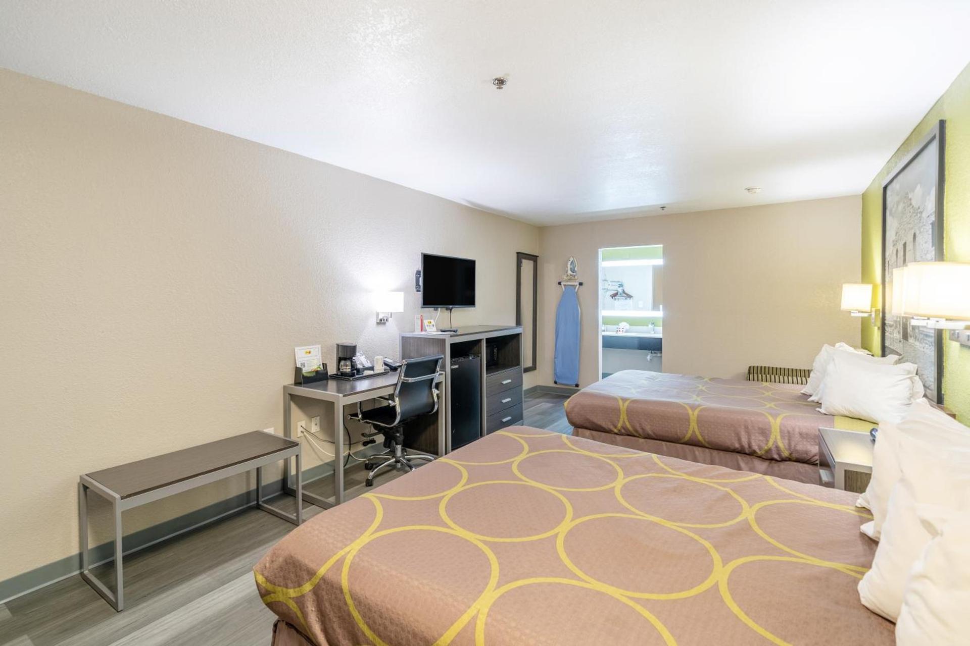 Super 8 by Wyndham San Antonio/Riverwalk Area photo 37