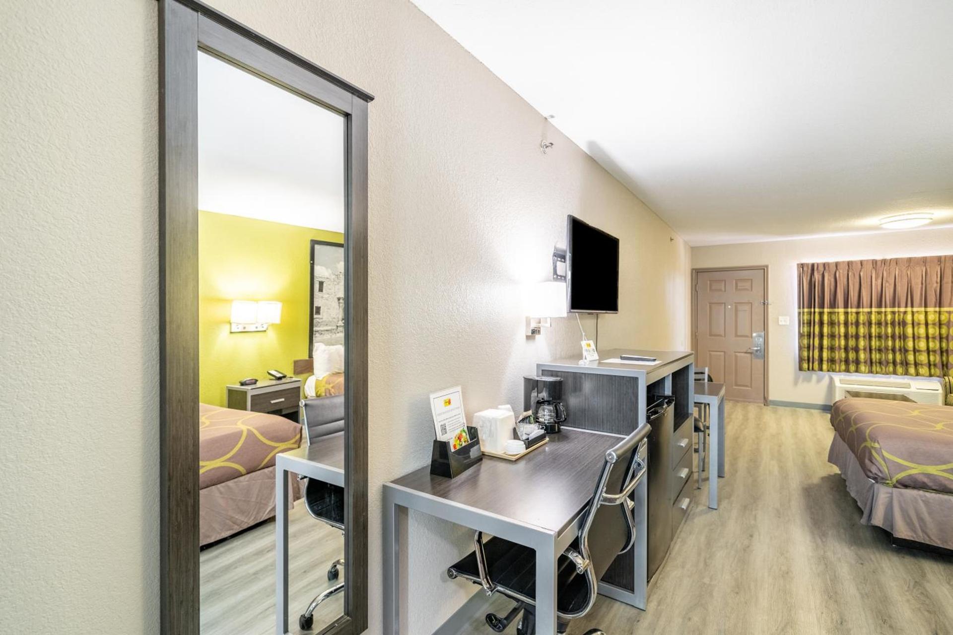 Super 8 by Wyndham San Antonio/Riverwalk Area photo 49