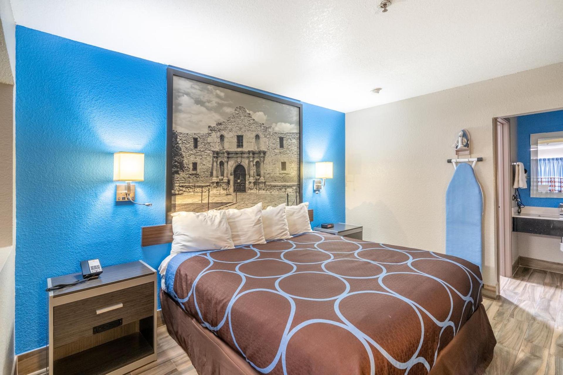 Super 8 by Wyndham San Antonio/Riverwalk Area photo 48