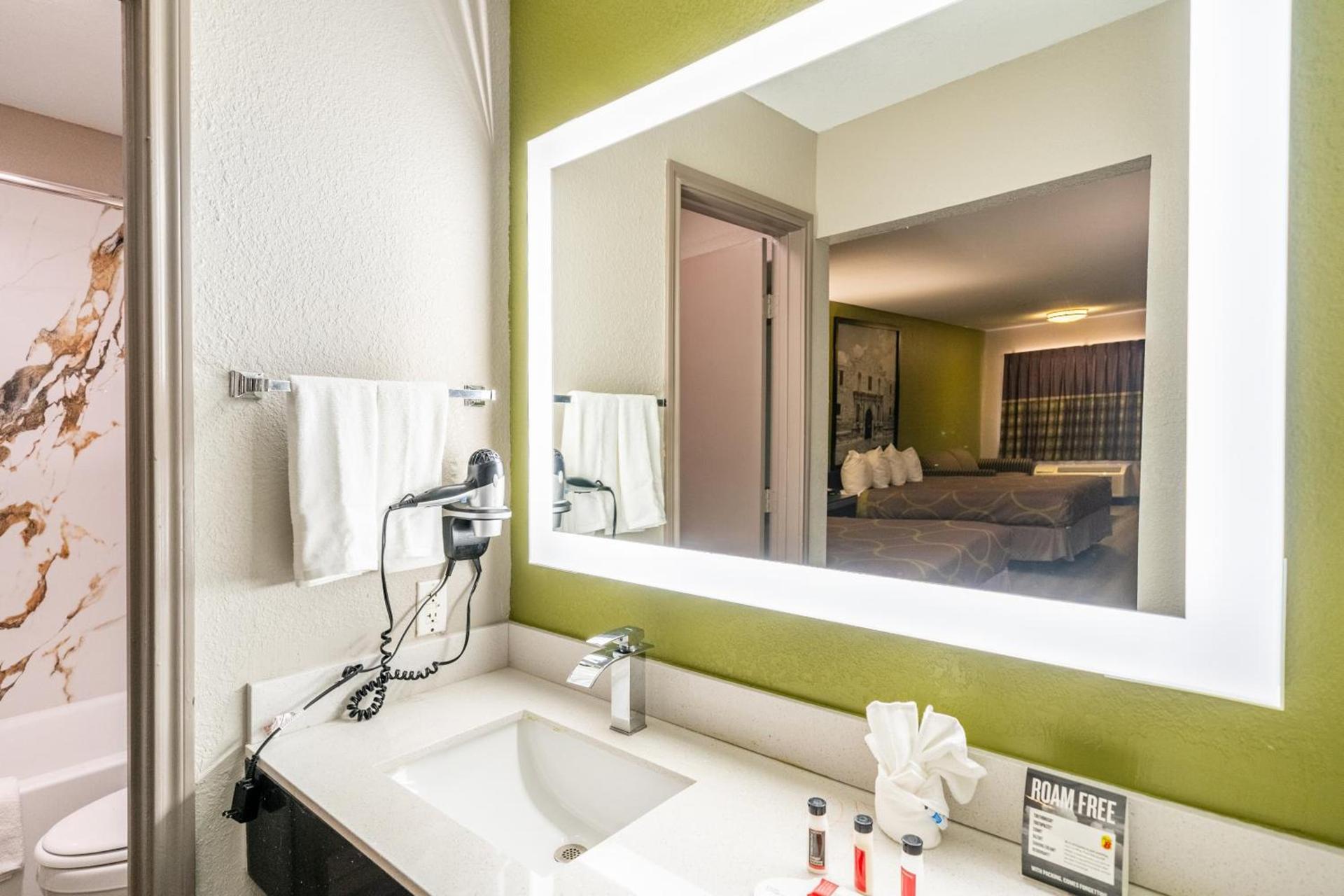 Super 8 by Wyndham San Antonio/Riverwalk Area photo 51