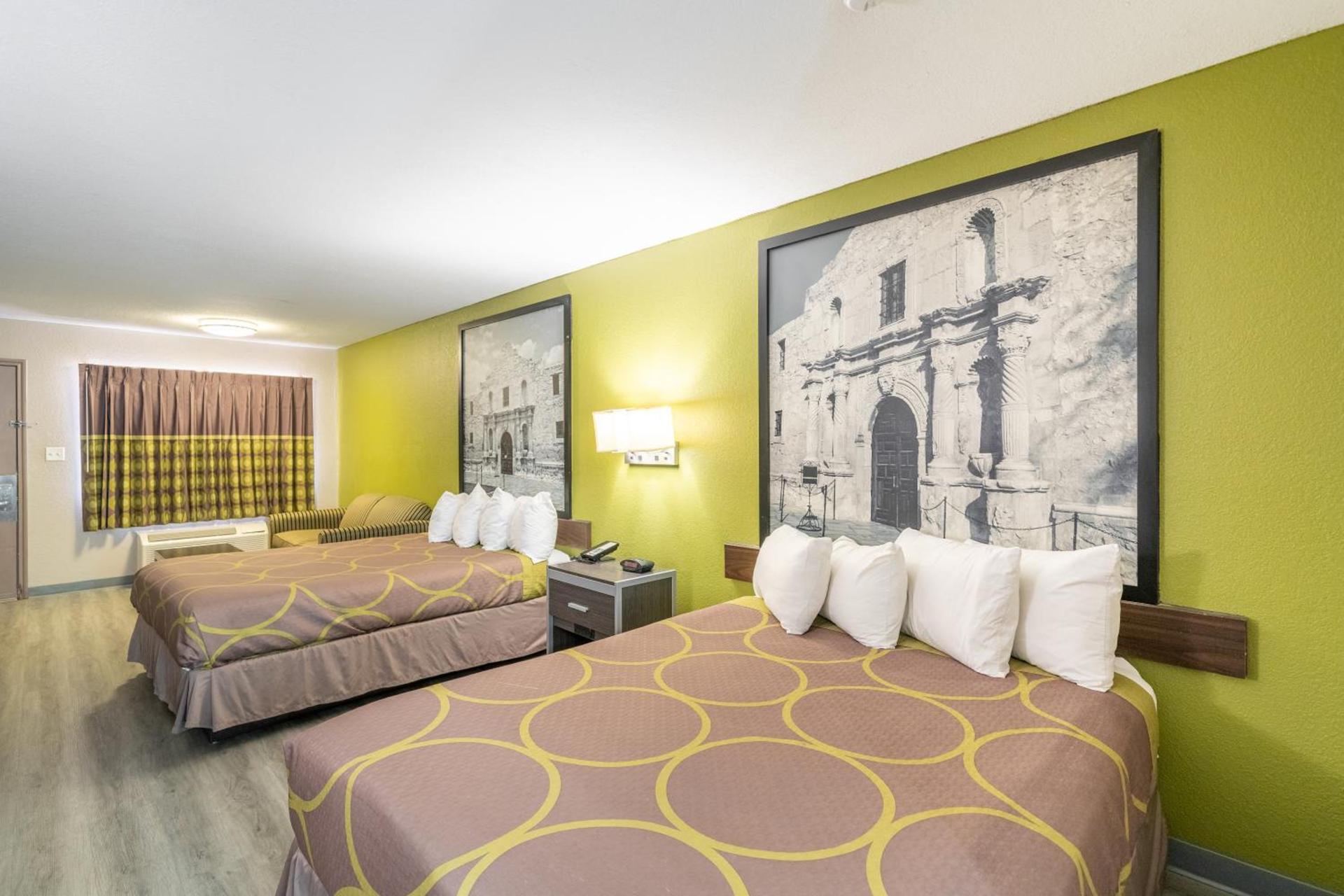 Super 8 by Wyndham San Antonio/Riverwalk Area photo 59