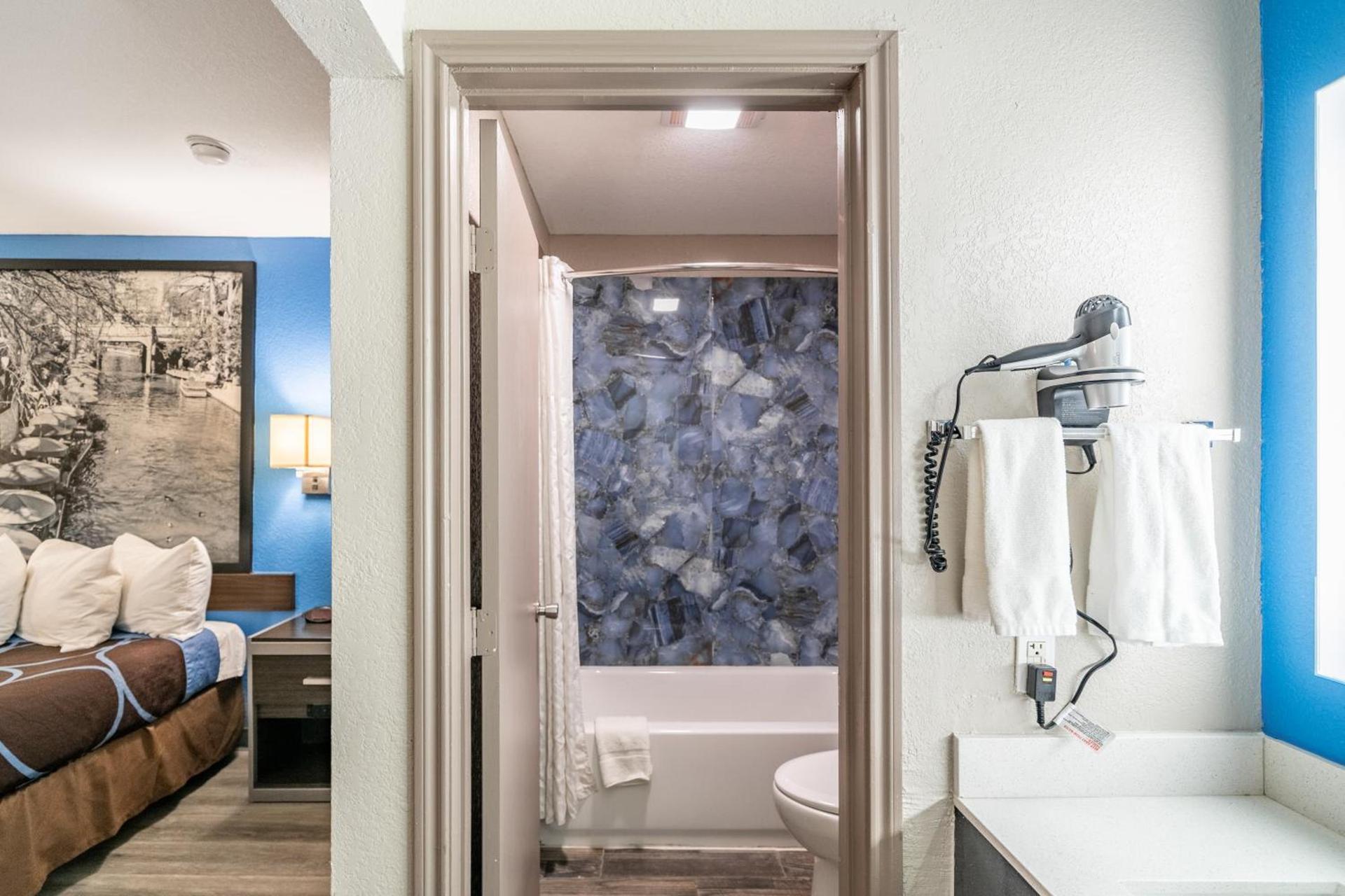 Super 8 by Wyndham San Antonio/Riverwalk Area photo 68