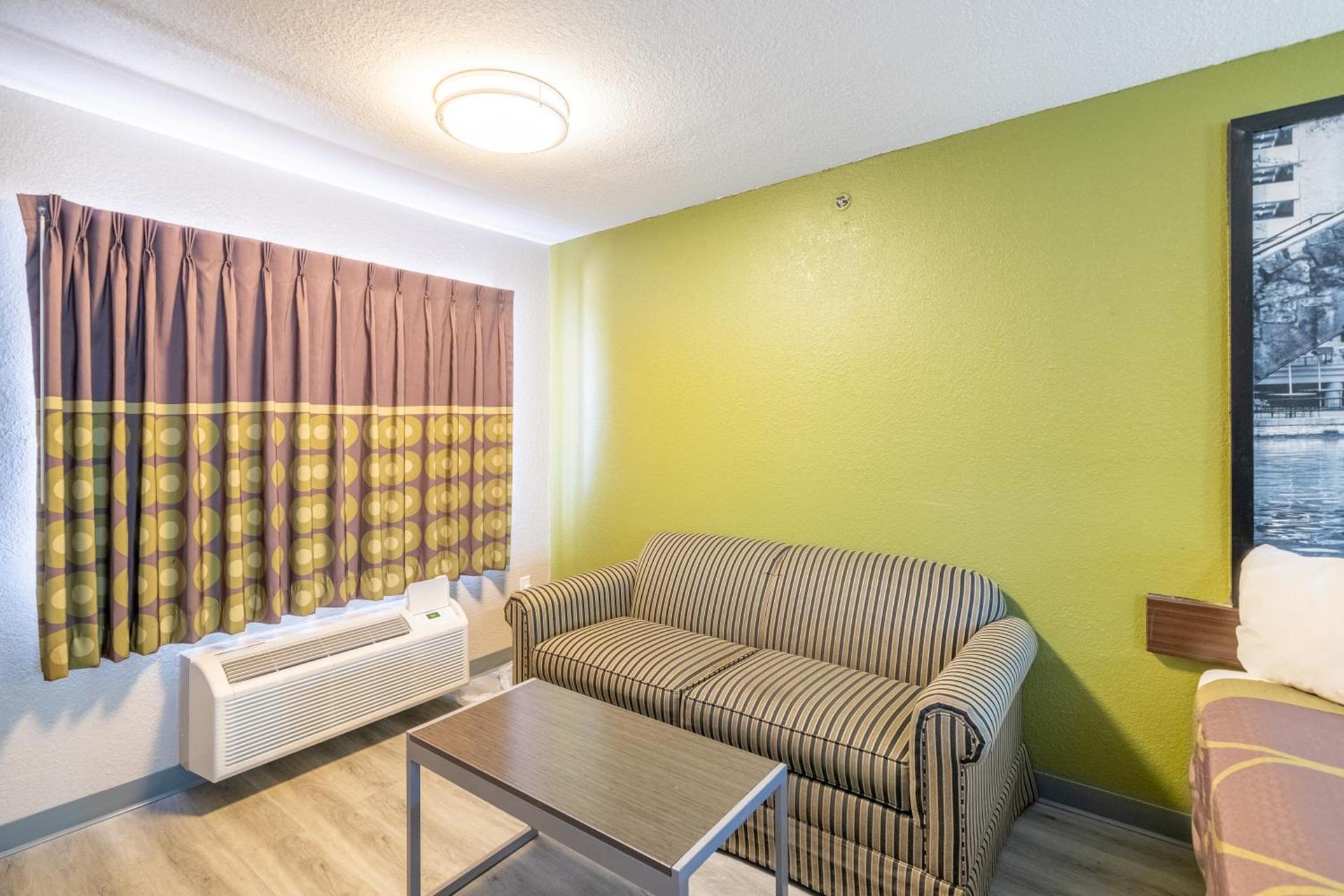 Super 8 by Wyndham San Antonio/Riverwalk Area photo 64