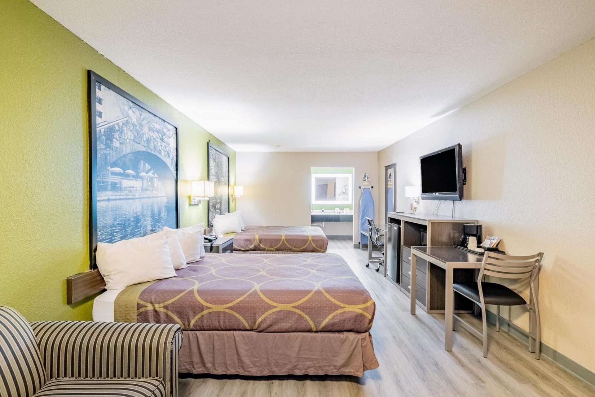 Super 8 by Wyndham San Antonio/Riverwalk Area photo 75
