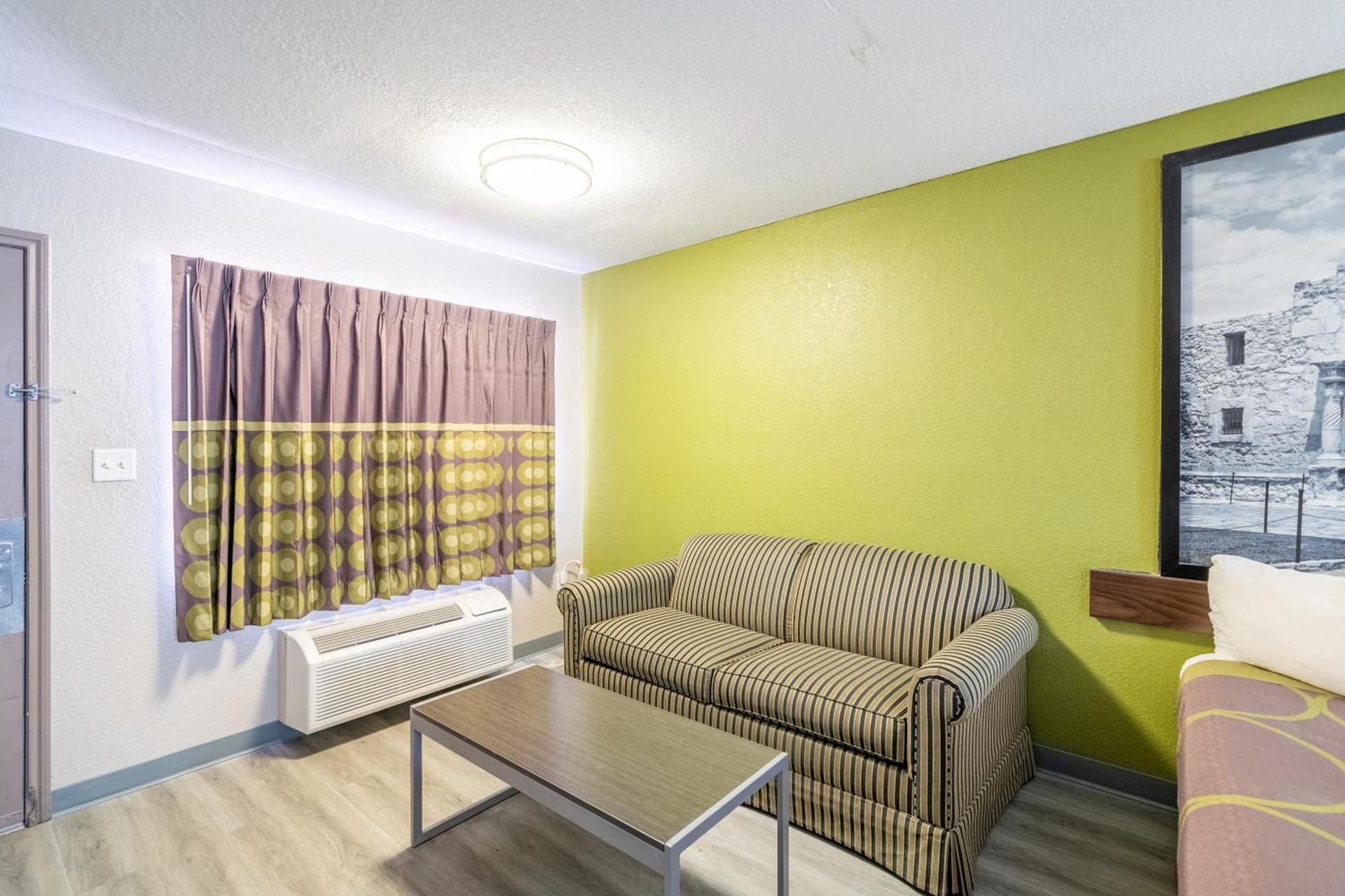 Super 8 by Wyndham San Antonio/Riverwalk Area photo 78