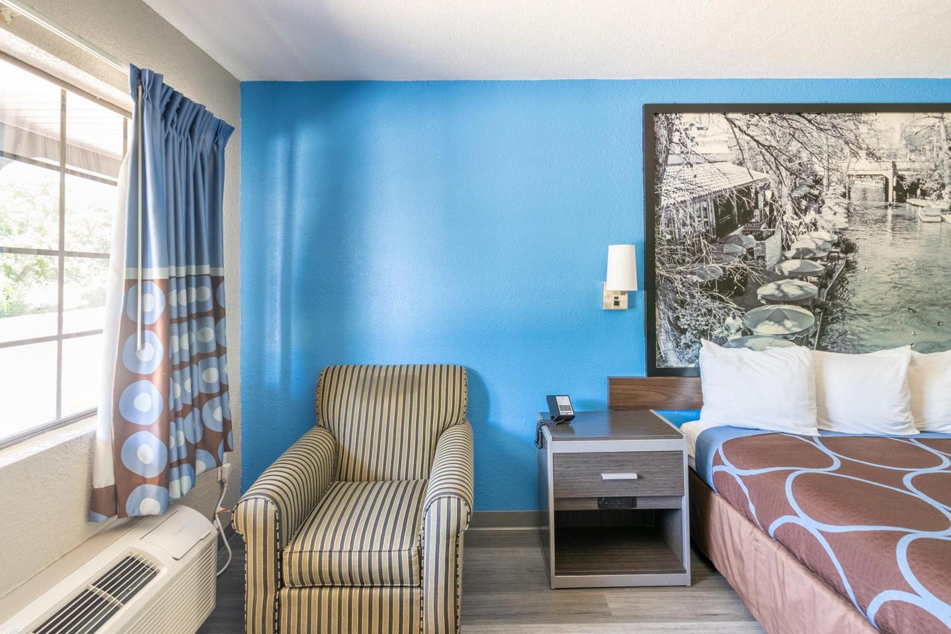 Super 8 by Wyndham San Antonio/Riverwalk Area photo 79