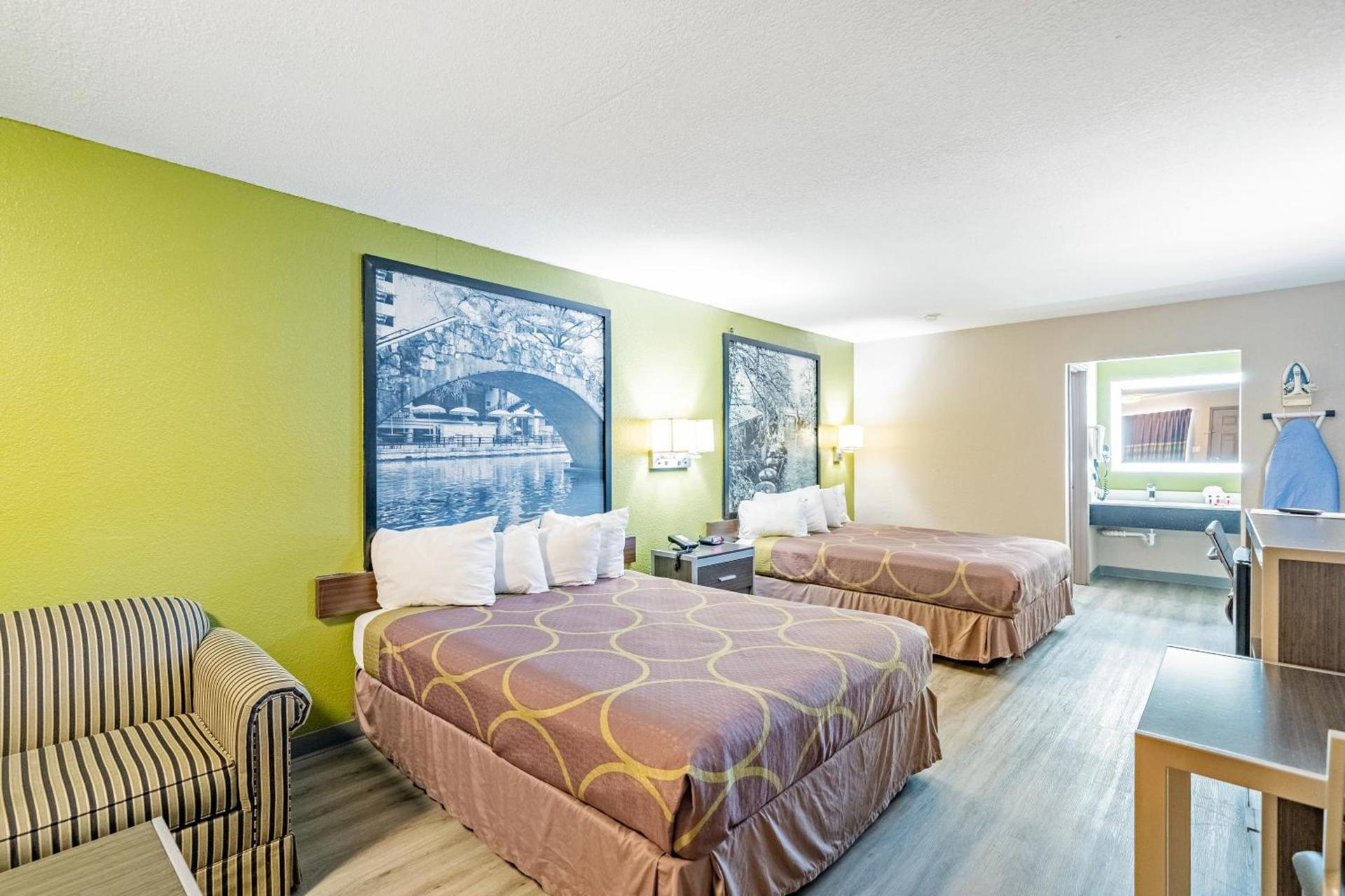 Super 8 by Wyndham San Antonio/Riverwalk Area photo 81