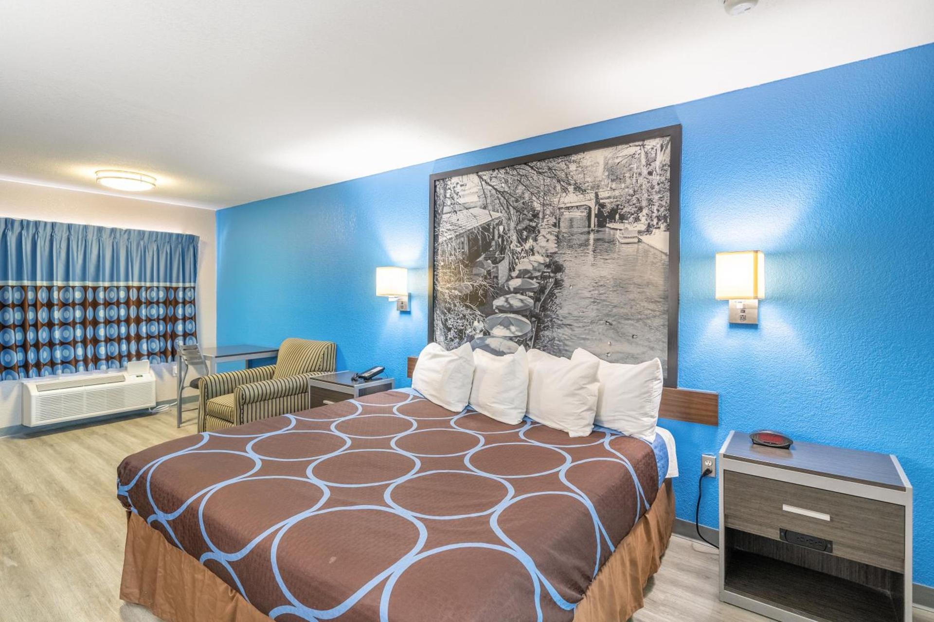 Super 8 by Wyndham San Antonio/Riverwalk Area photo 86