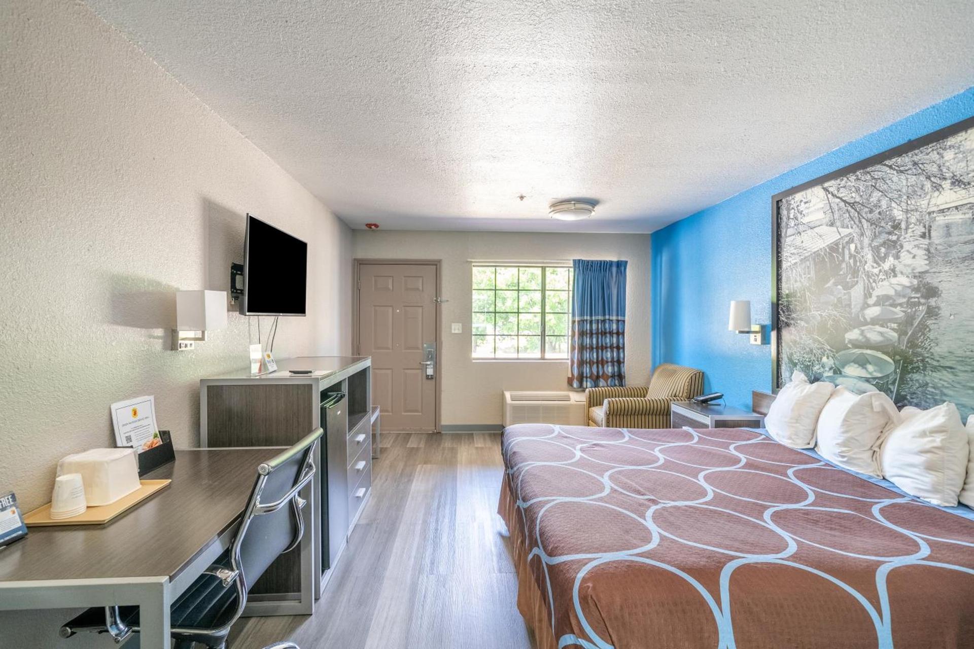 Super 8 by Wyndham San Antonio/Riverwalk Area photo 91