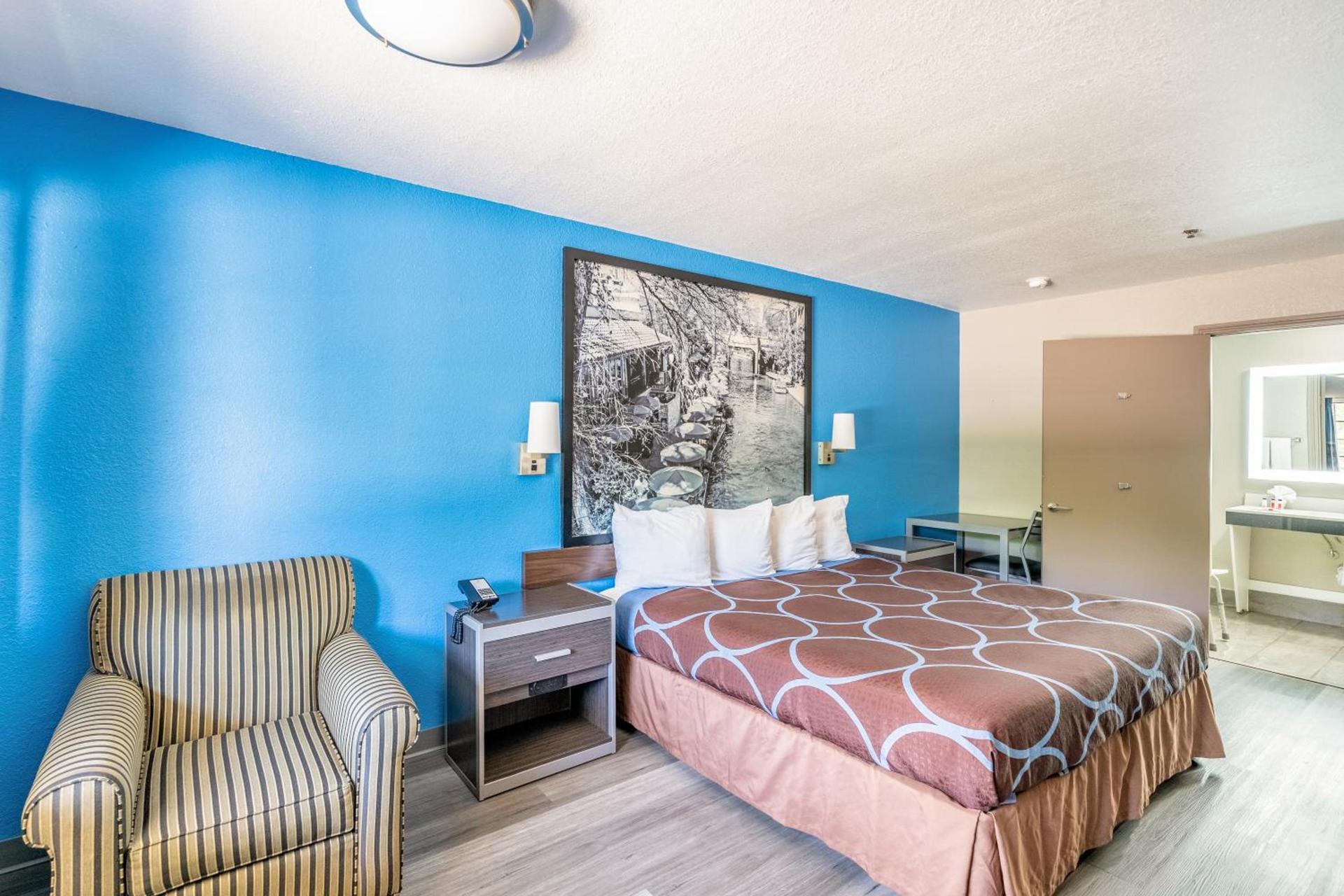 Super 8 by Wyndham San Antonio/Riverwalk Area photo 90