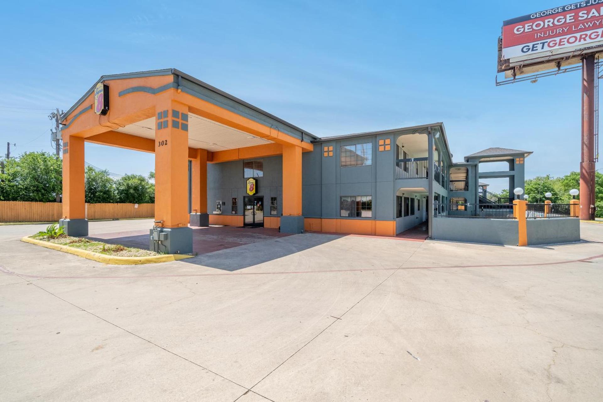Super 8 by Wyndham San Antonio/Riverwalk Area photo 99