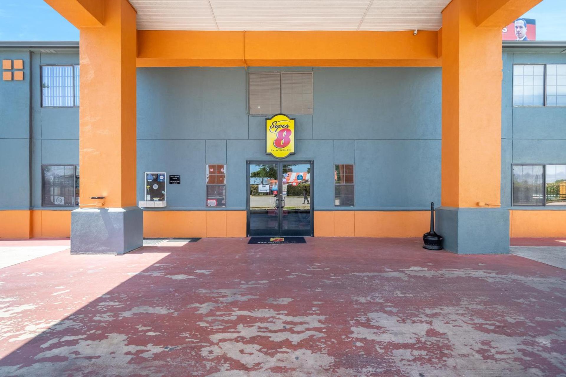 Super 8 by Wyndham San Antonio/Riverwalk Area photo 100