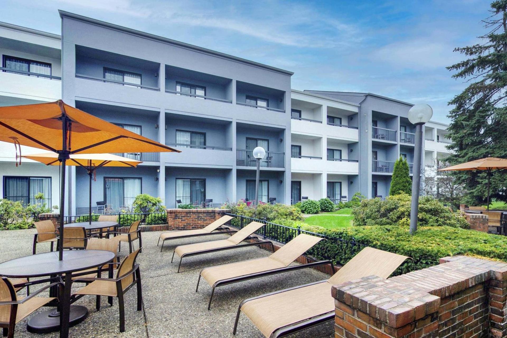 Courtyard Chicago Glenview/Northbrook photo 21