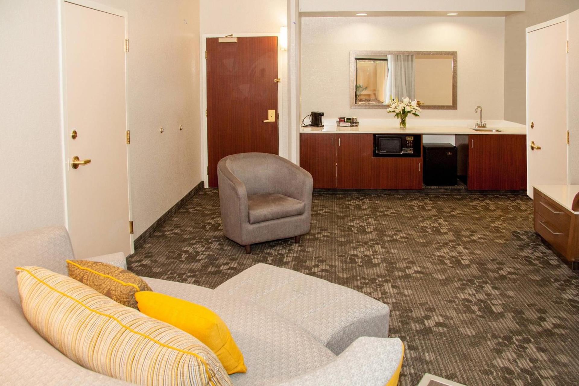 Courtyard by Marriott Rocky Mount photo 12