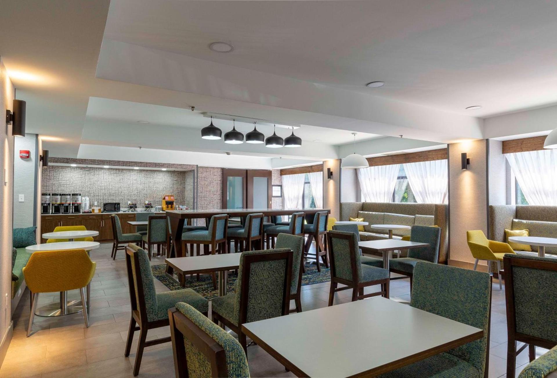 Hampton Inn East Windsor photo 23