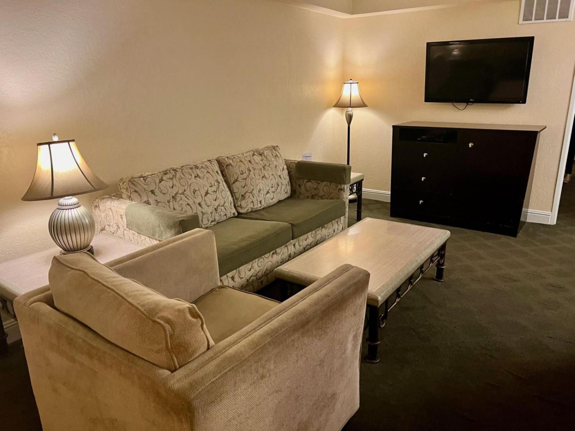 Jockey Resort Suites Center Strip photo 36