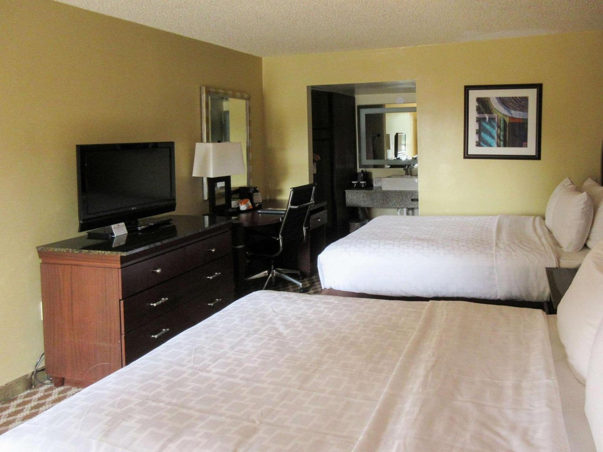 Clarion Inn photo 8
