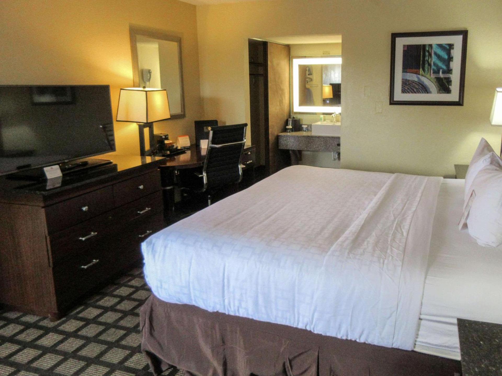 Clarion Inn photo 11