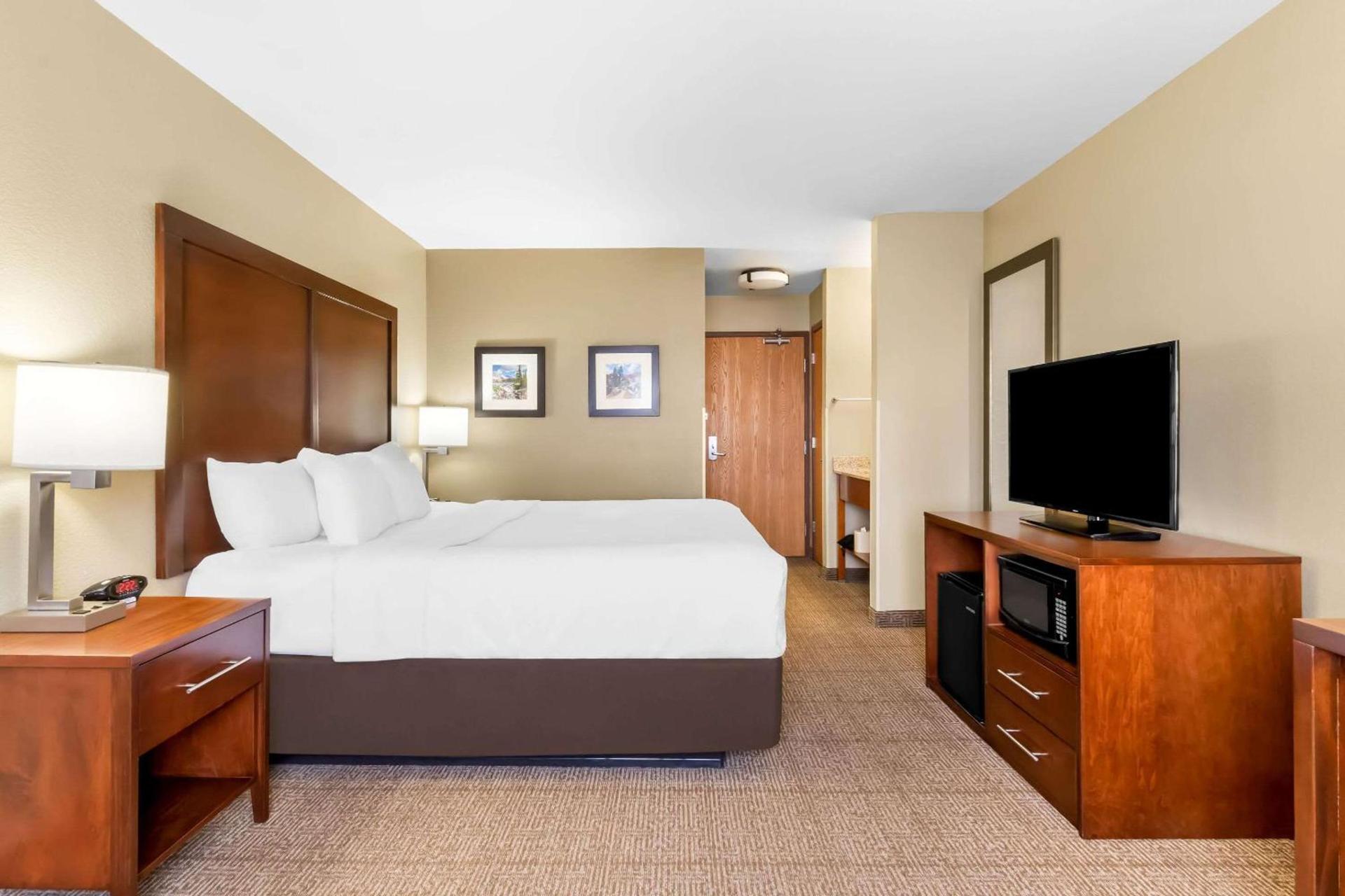 Comfort Inn & Suites Near University of Wyoming photo 9