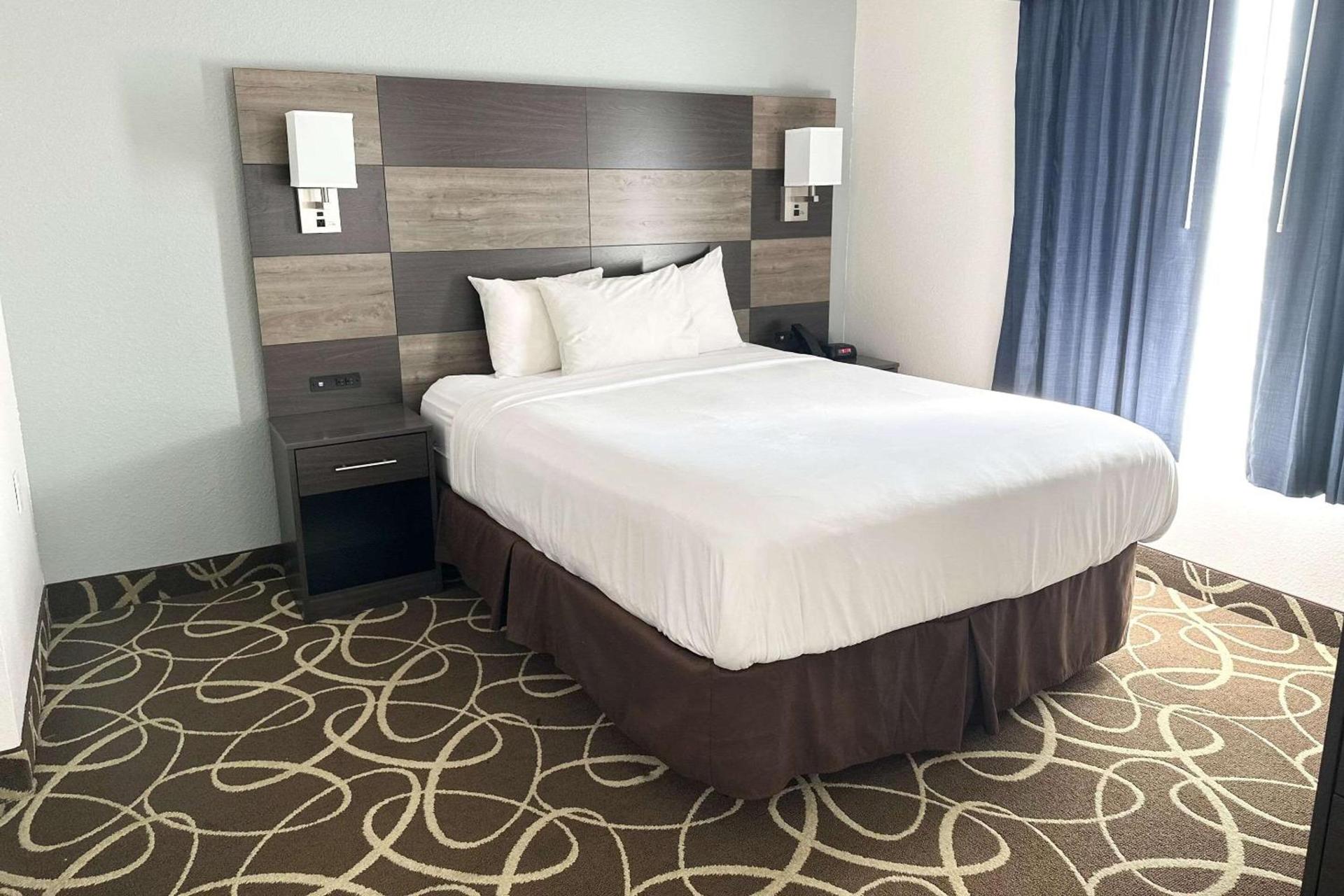 MainStay Suites Madison Airport photo 8