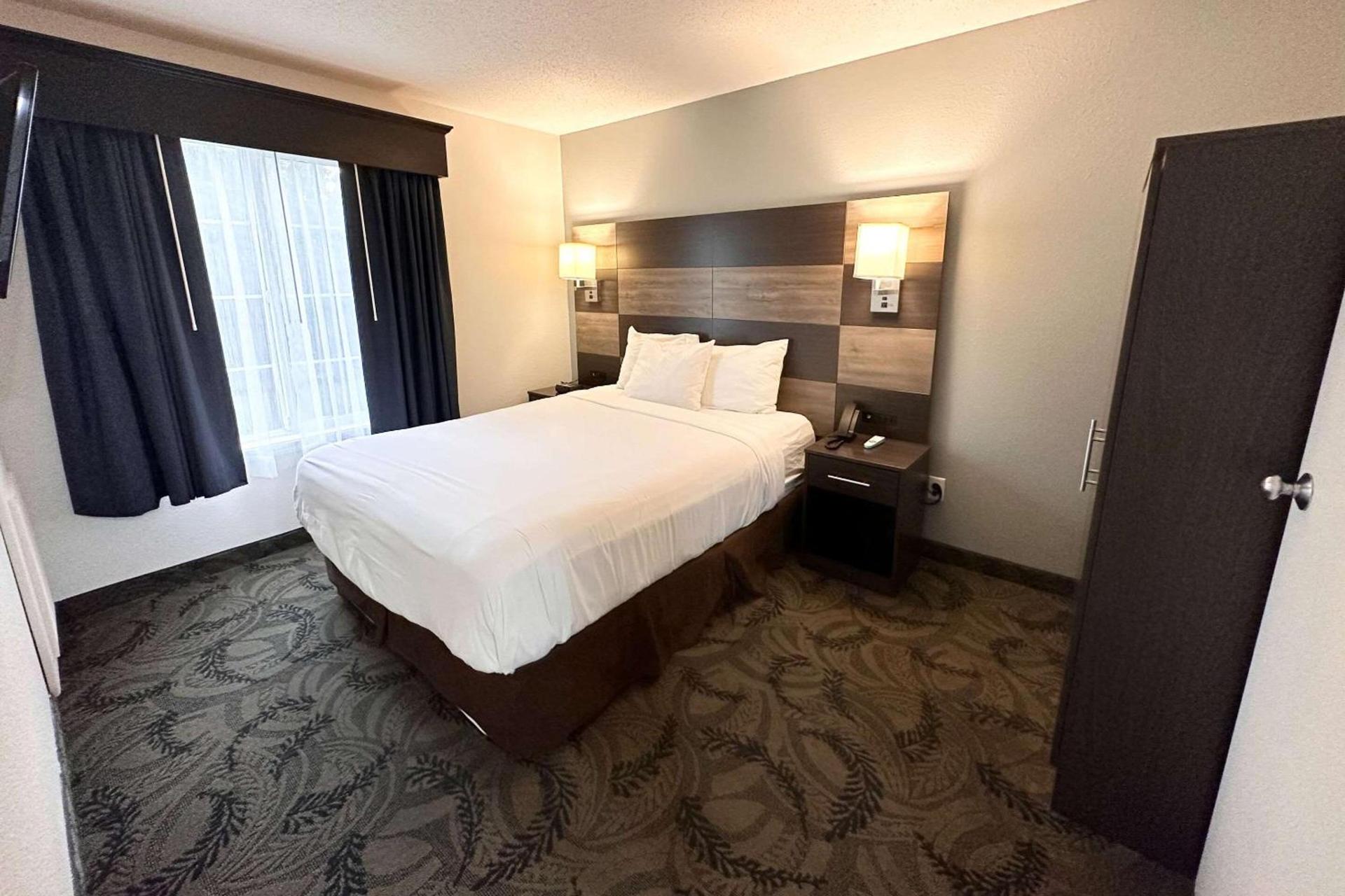 MainStay Suites Madison Airport photo 19
