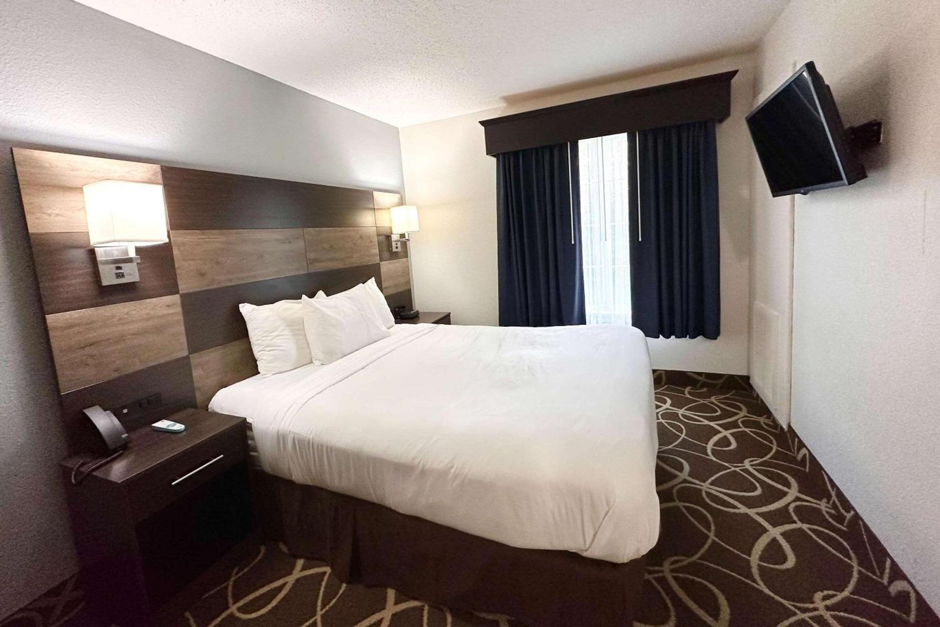 MainStay Suites Madison Airport photo 22