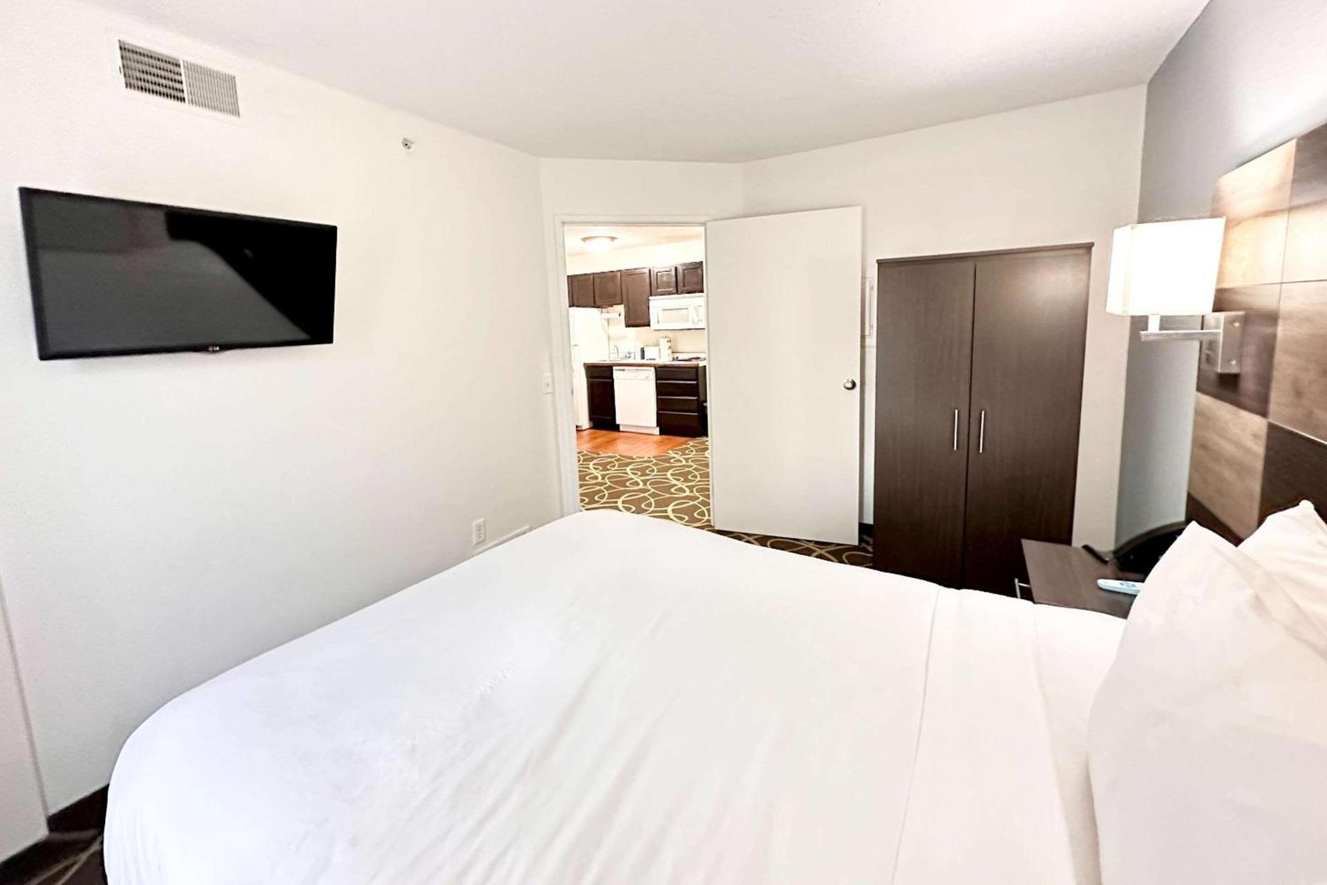 MainStay Suites Madison Airport photo 23