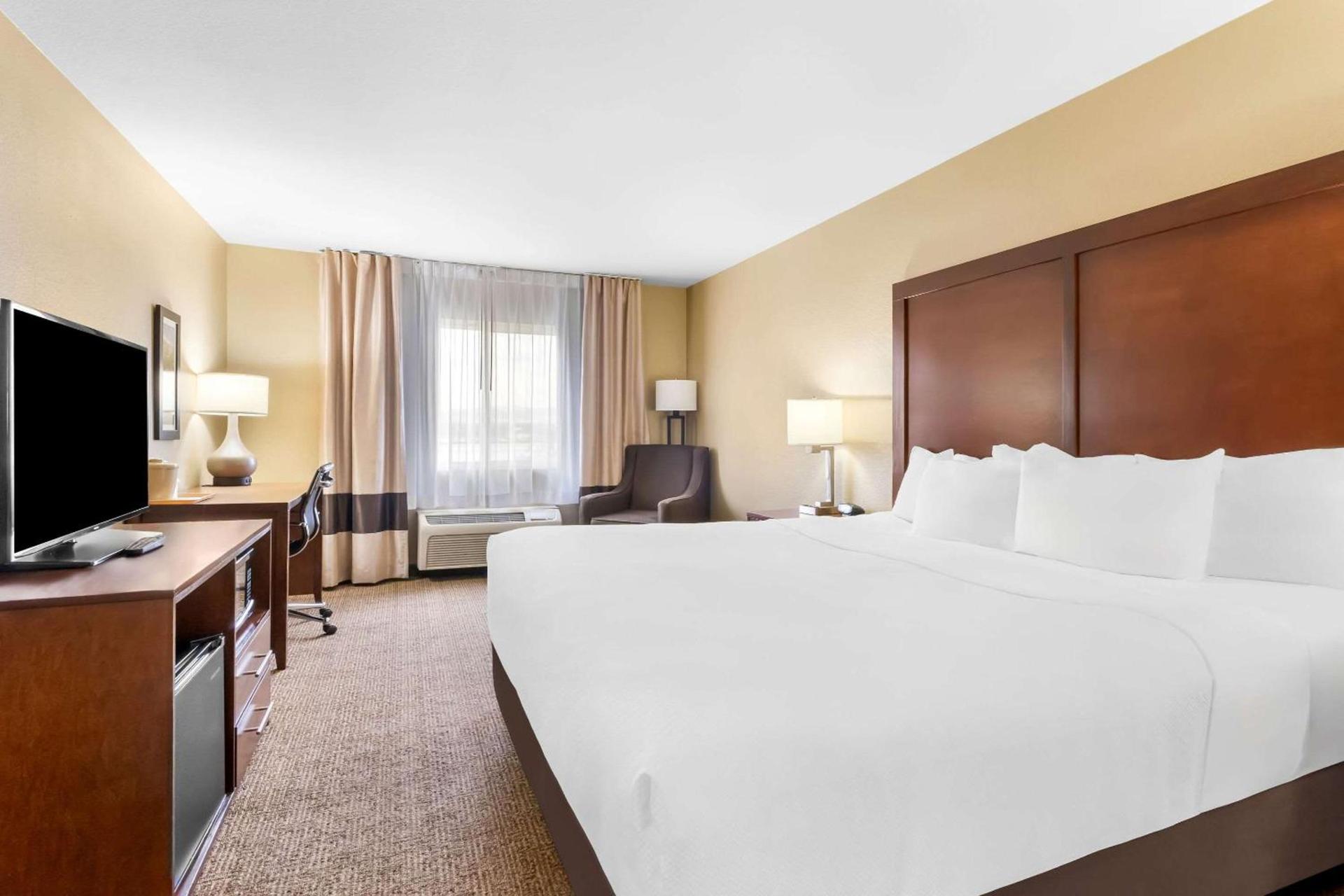 Comfort Inn & Suites Near University of Wyoming photo 8