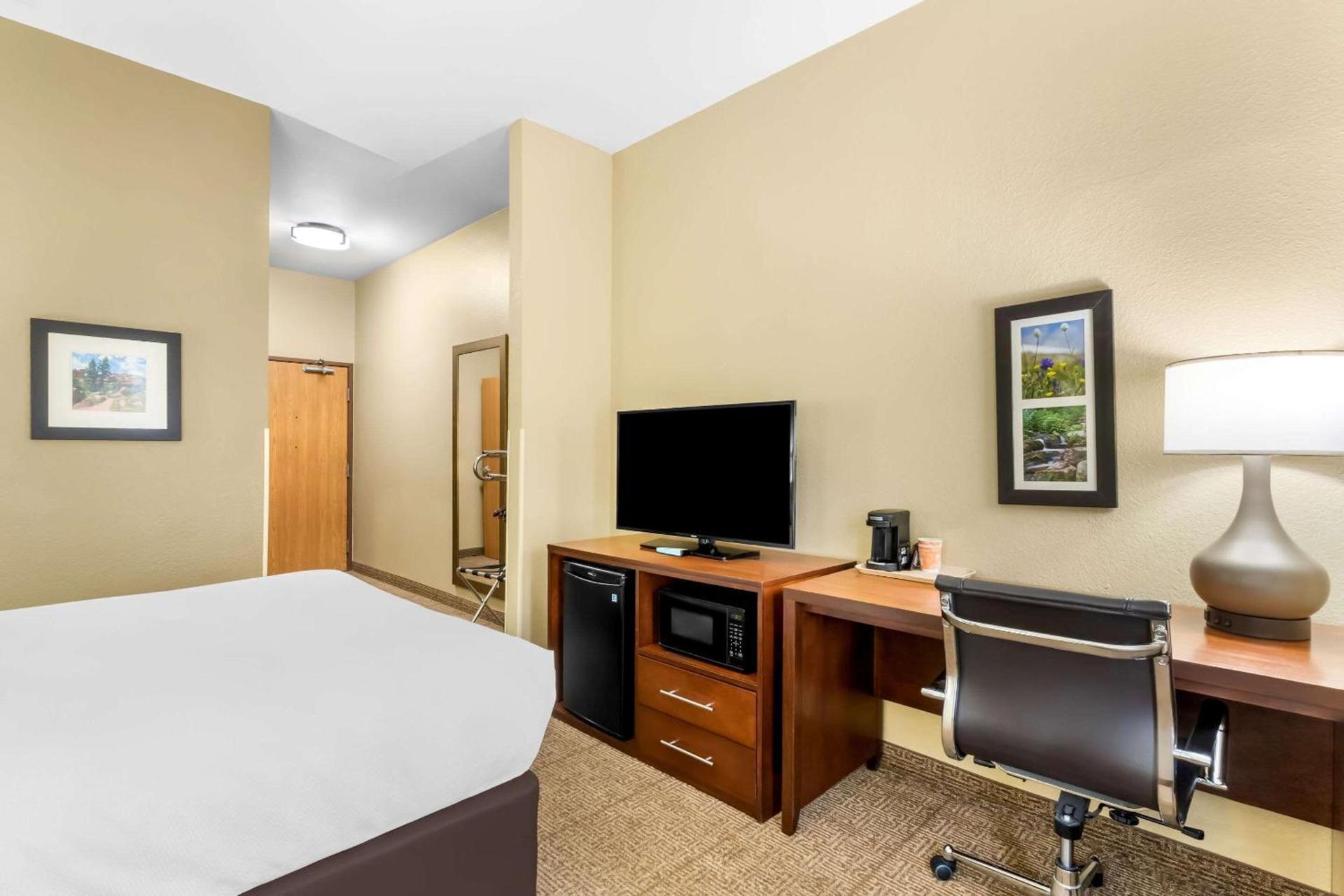 Comfort Inn & Suites Near University of Wyoming photo 19