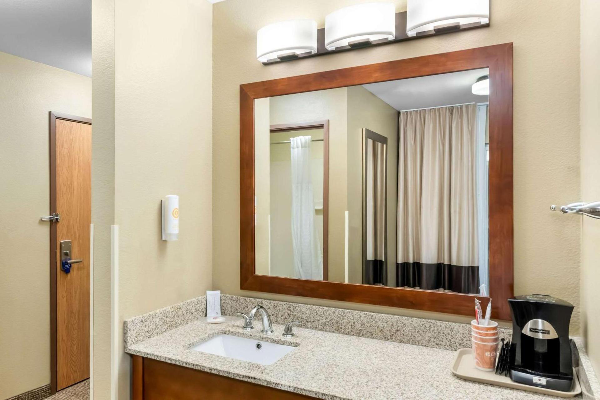 Comfort Inn & Suites Near University of Wyoming photo 11