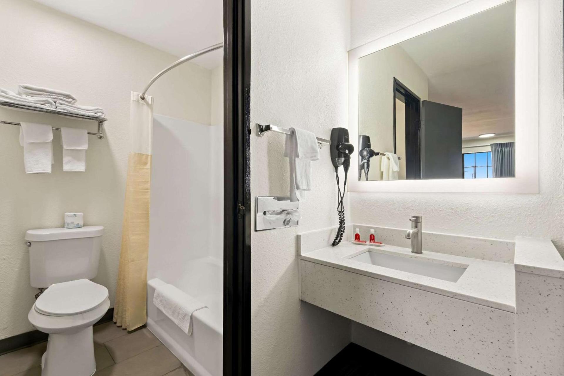 Econo Lodge Dumas photo 16