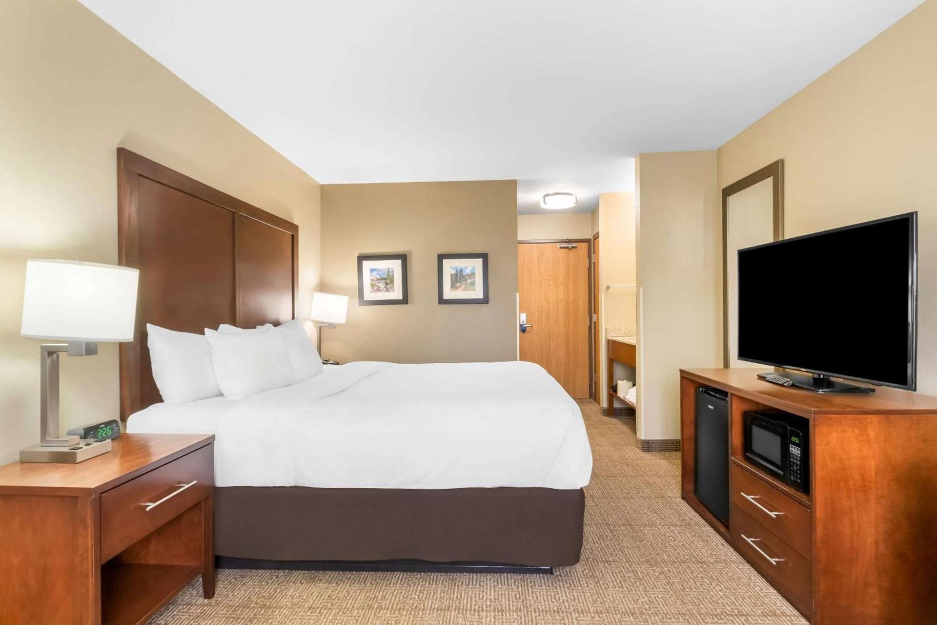Comfort Inn & Suites Near University of Wyoming photo 22