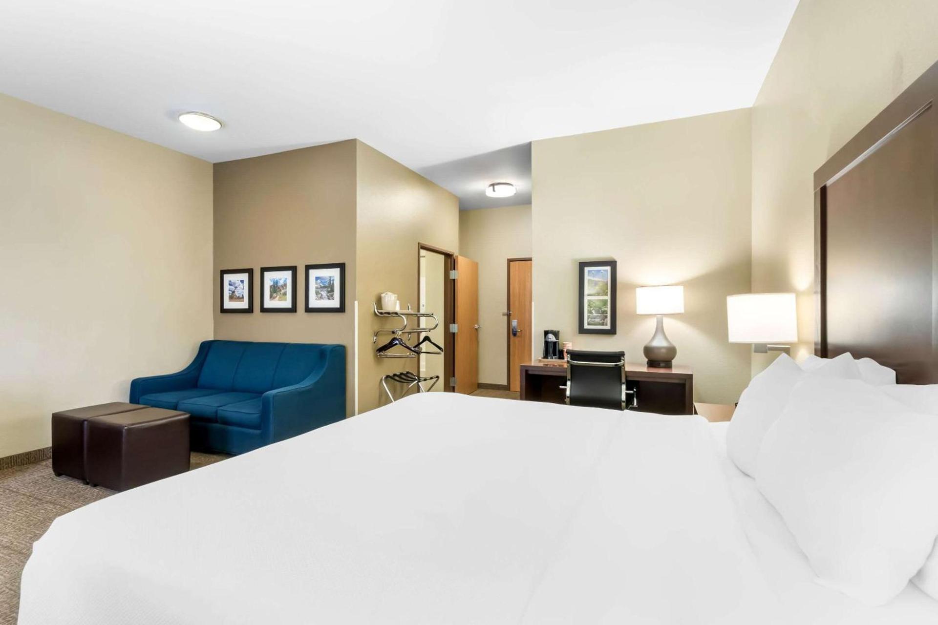 Comfort Inn & Suites Near University of Wyoming photo 30
