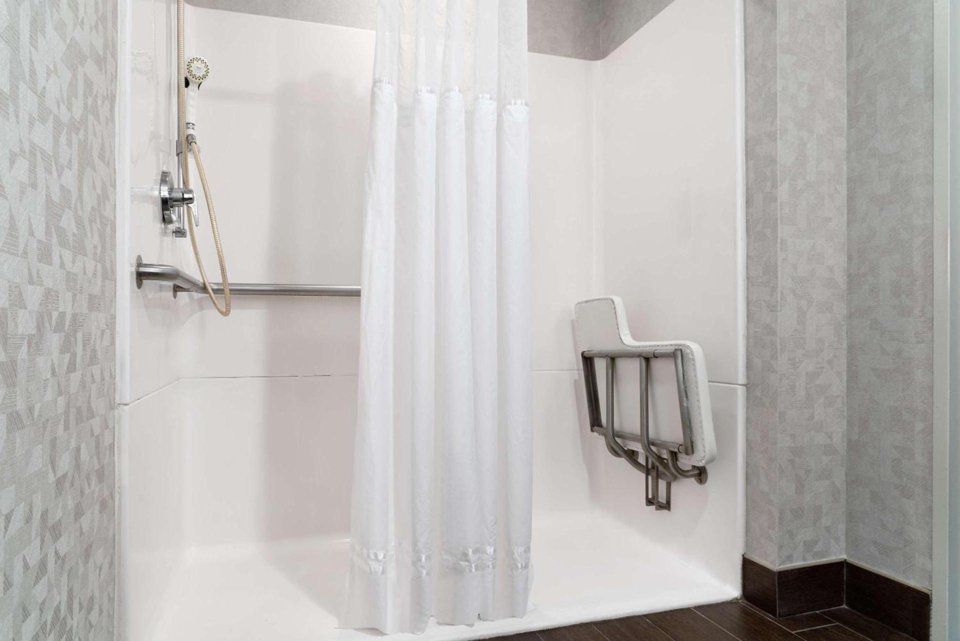 DoubleTree by Hilton Bradley International Airport photo 12