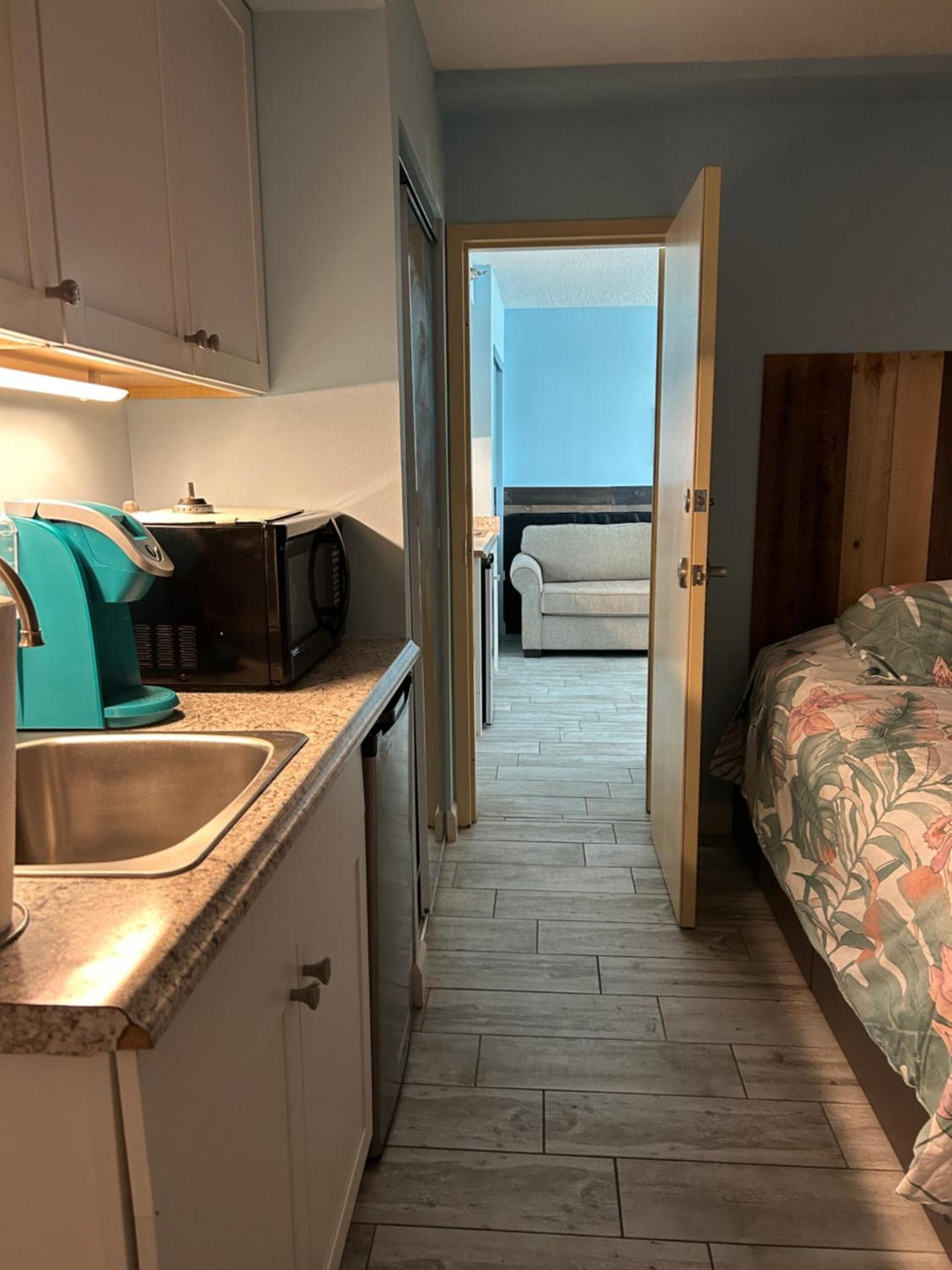 Single, Double or Quad Oceanview Studios - Direct Beach Access, Oceanfront Pool & Tiki photo 14