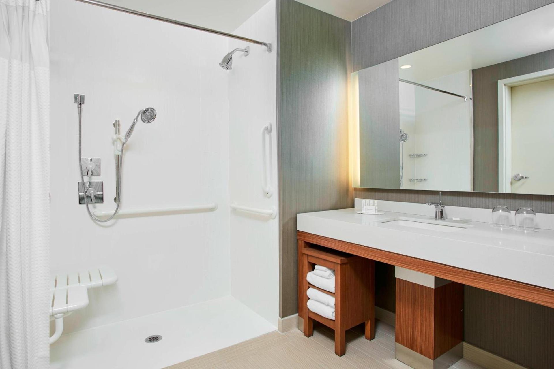 Courtyard by Marriott Erie Bayfront photo 25