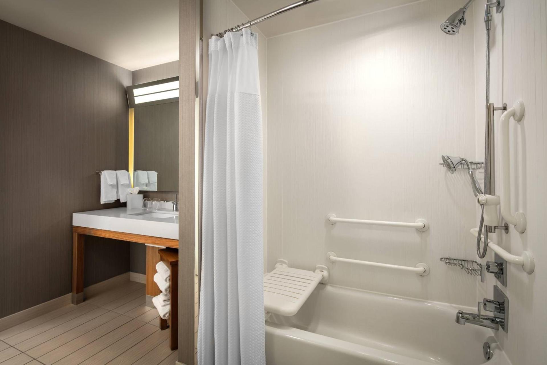 Courtyard by Marriott Erie Bayfront photo 26