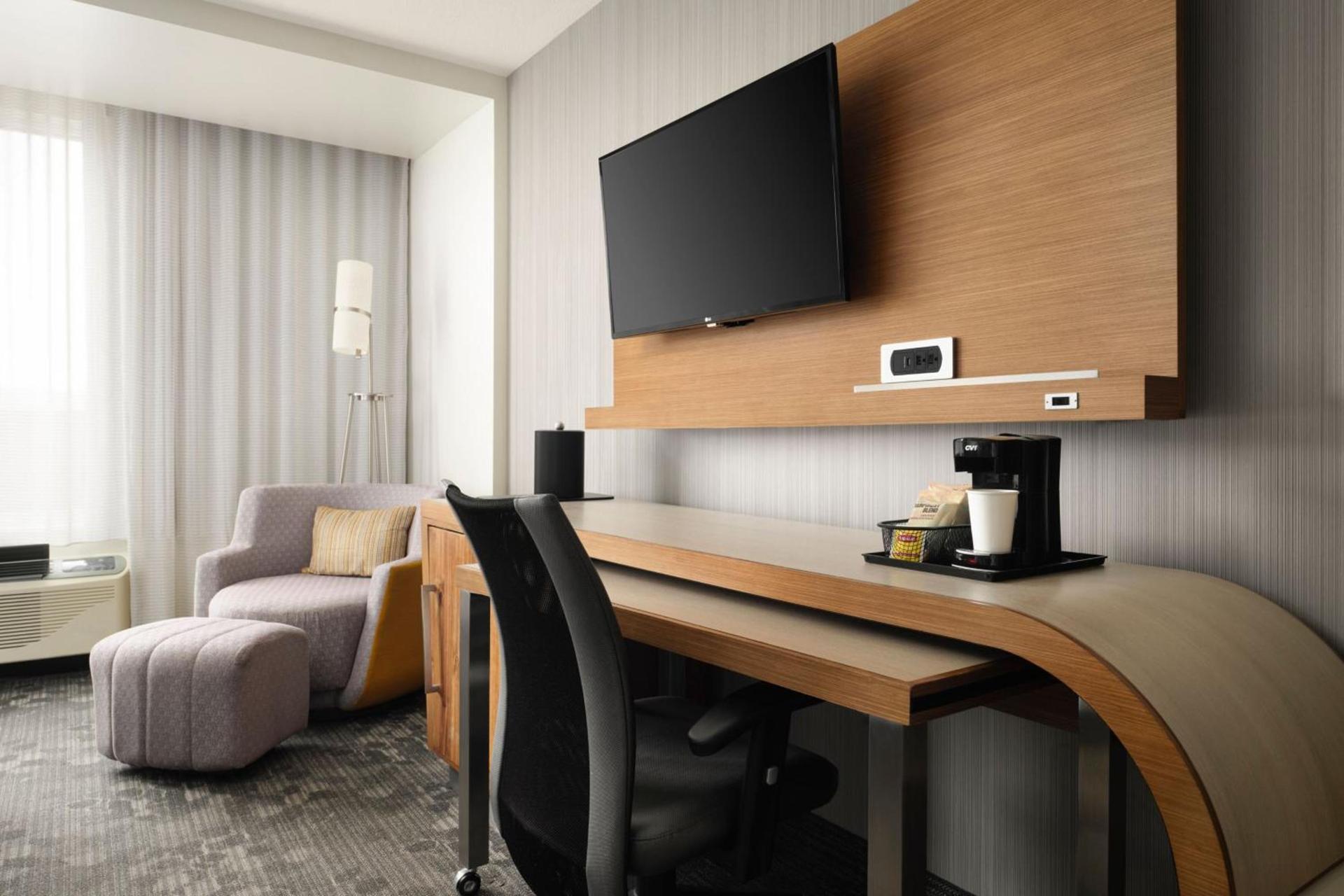 Courtyard by Marriott Erie Bayfront photo 17