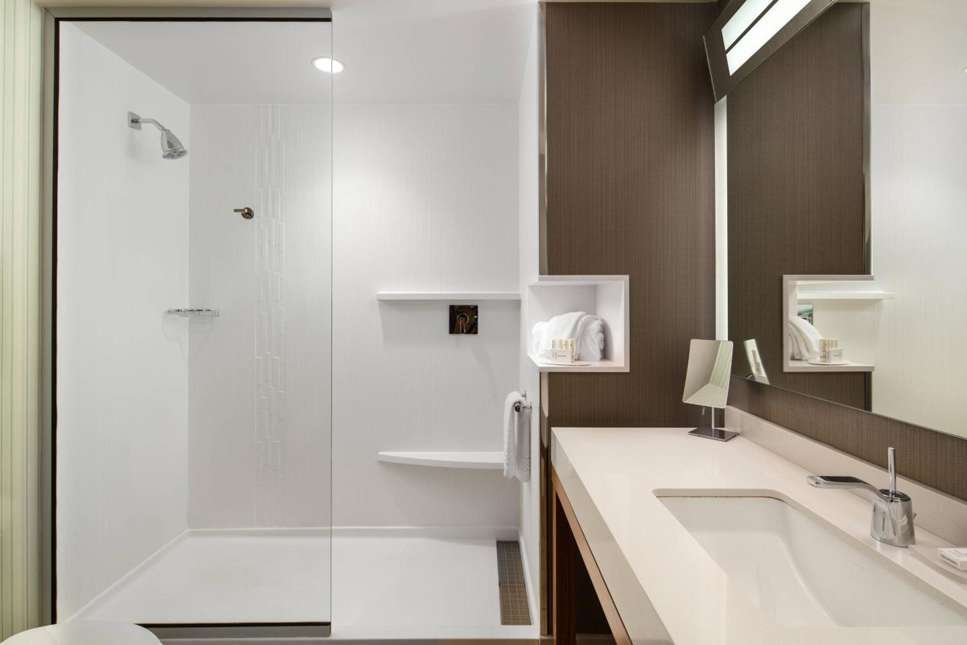 Courtyard by Marriott Erie Bayfront photo 23