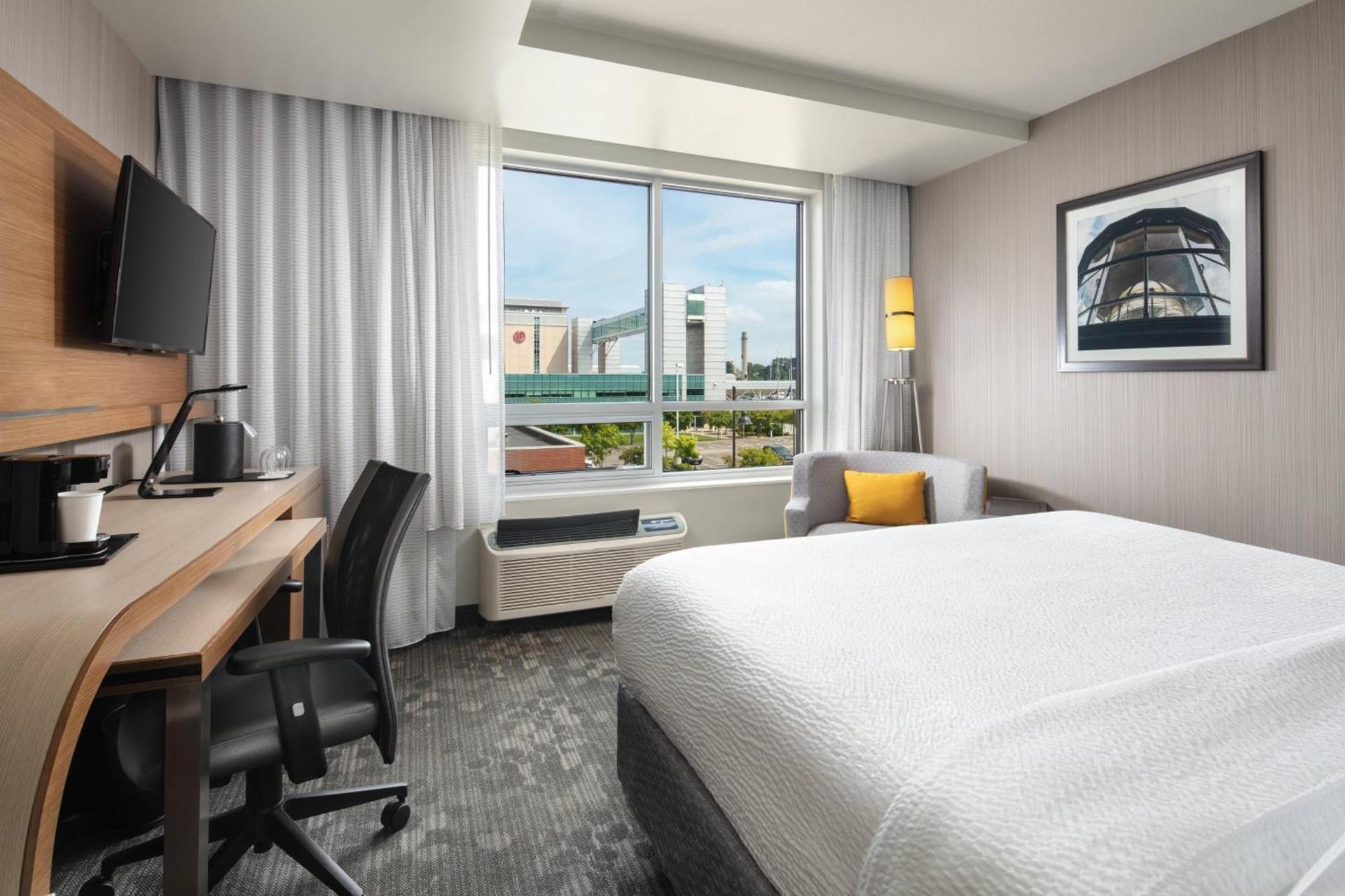 Courtyard by Marriott Erie Bayfront photo 9