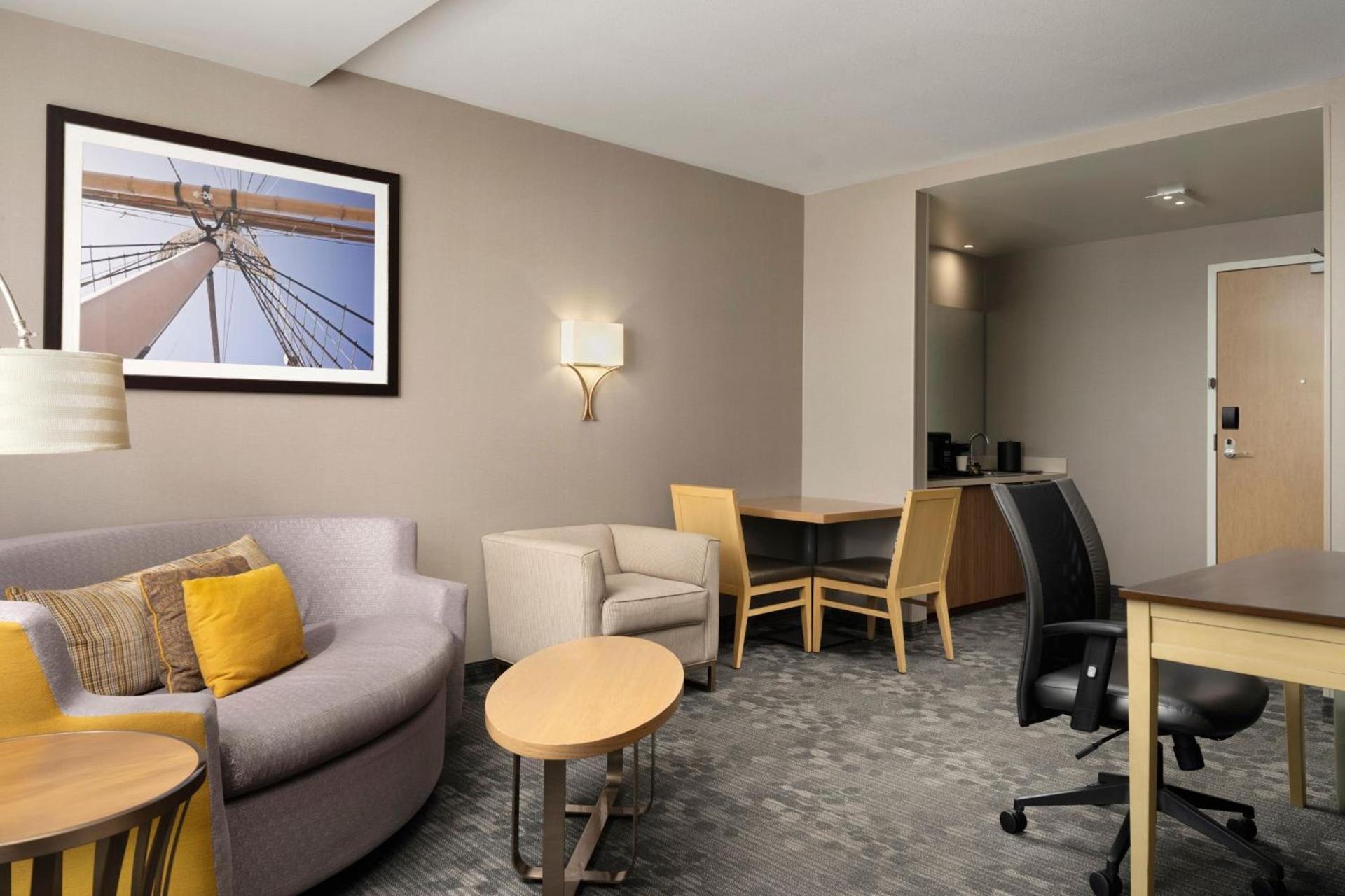 Courtyard by Marriott Erie Bayfront photo 29