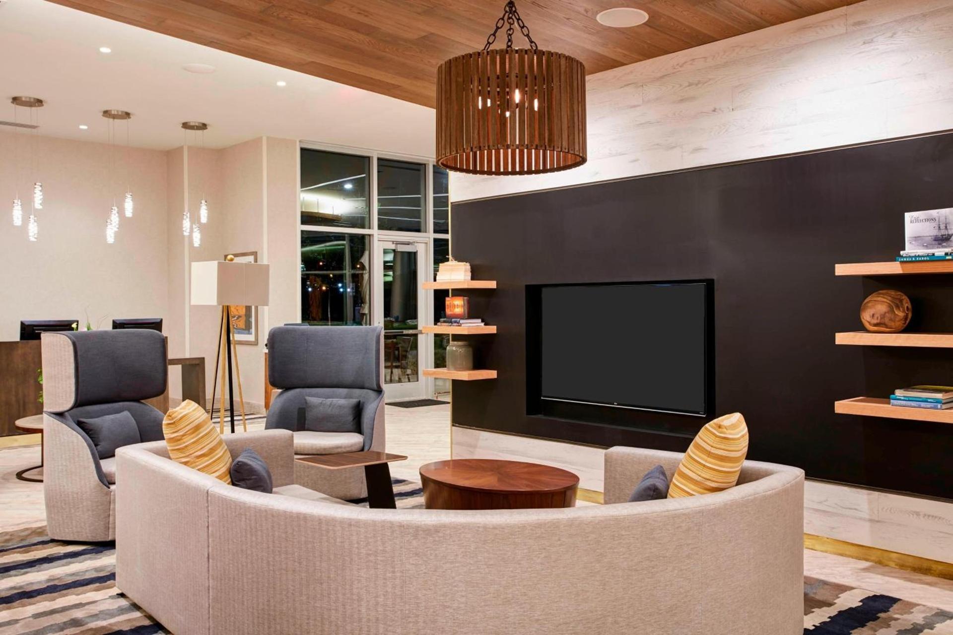 Courtyard by Marriott Erie Bayfront photo 6
