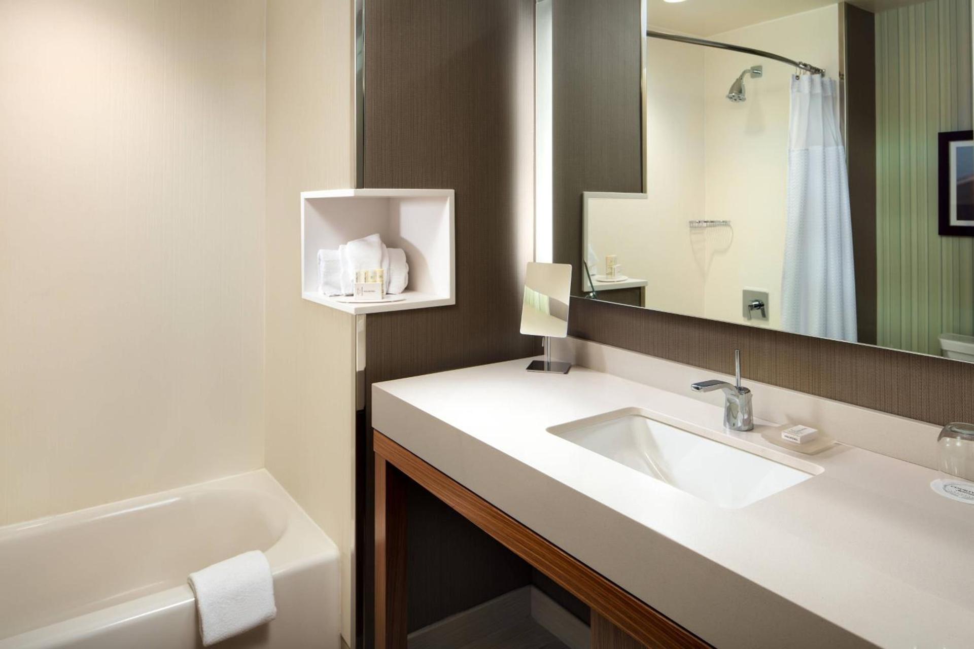 Courtyard by Marriott Erie Bayfront photo 24