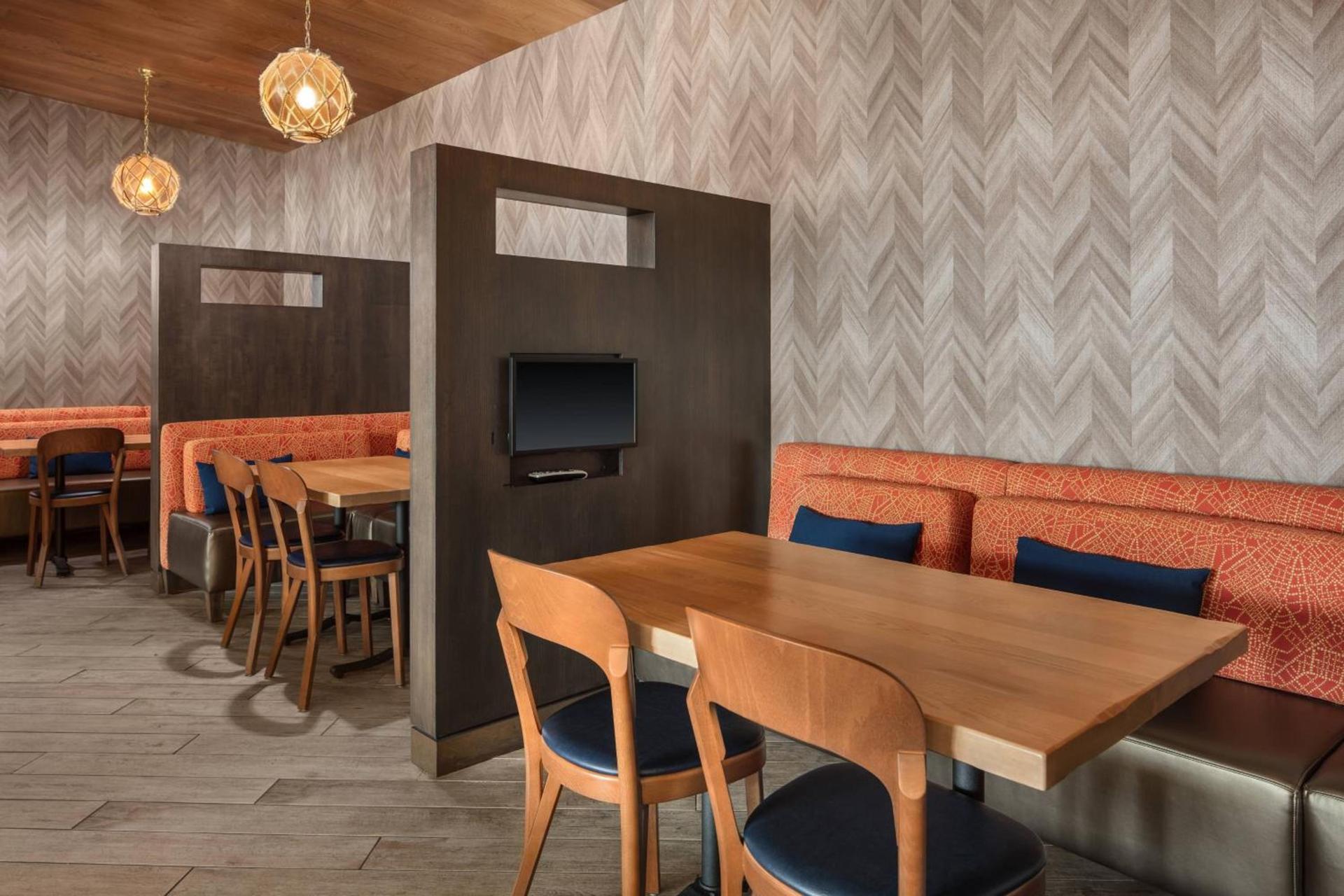 Courtyard by Marriott Erie Bayfront photo 38