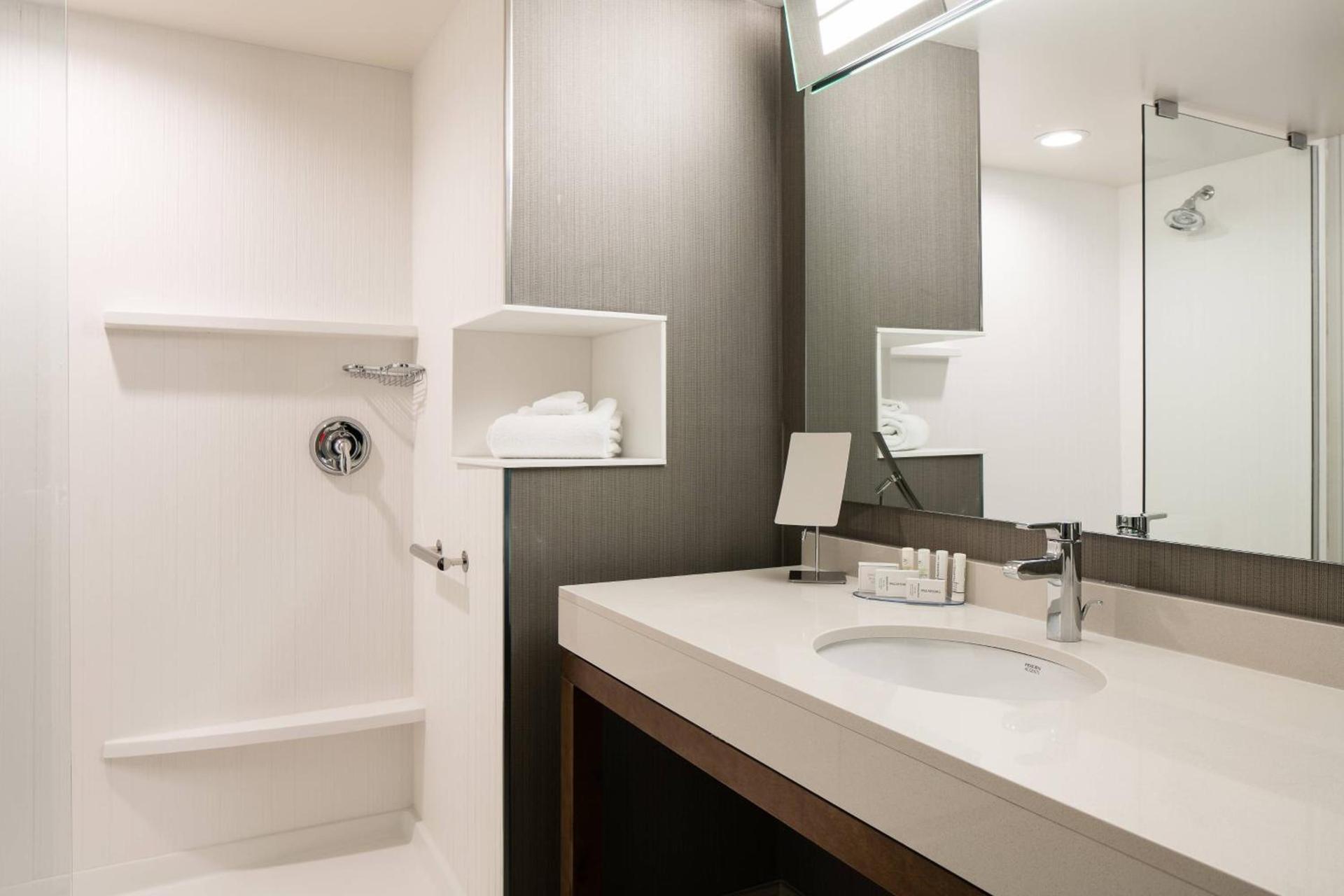Courtyard by Marriott Omaha Bellevue at Beardmore Event Center photo 12