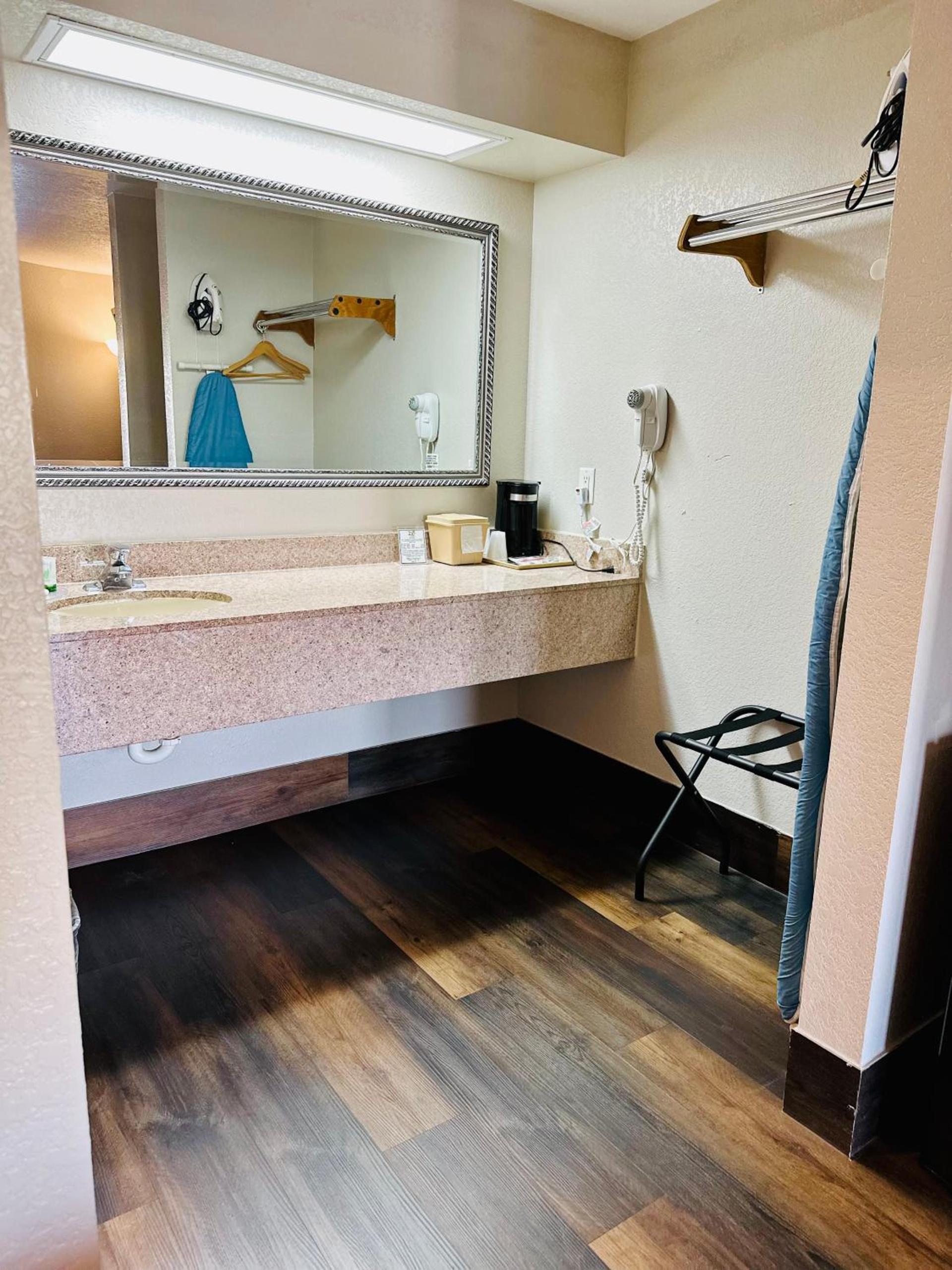 Magnolia Inn and Suites photo 32