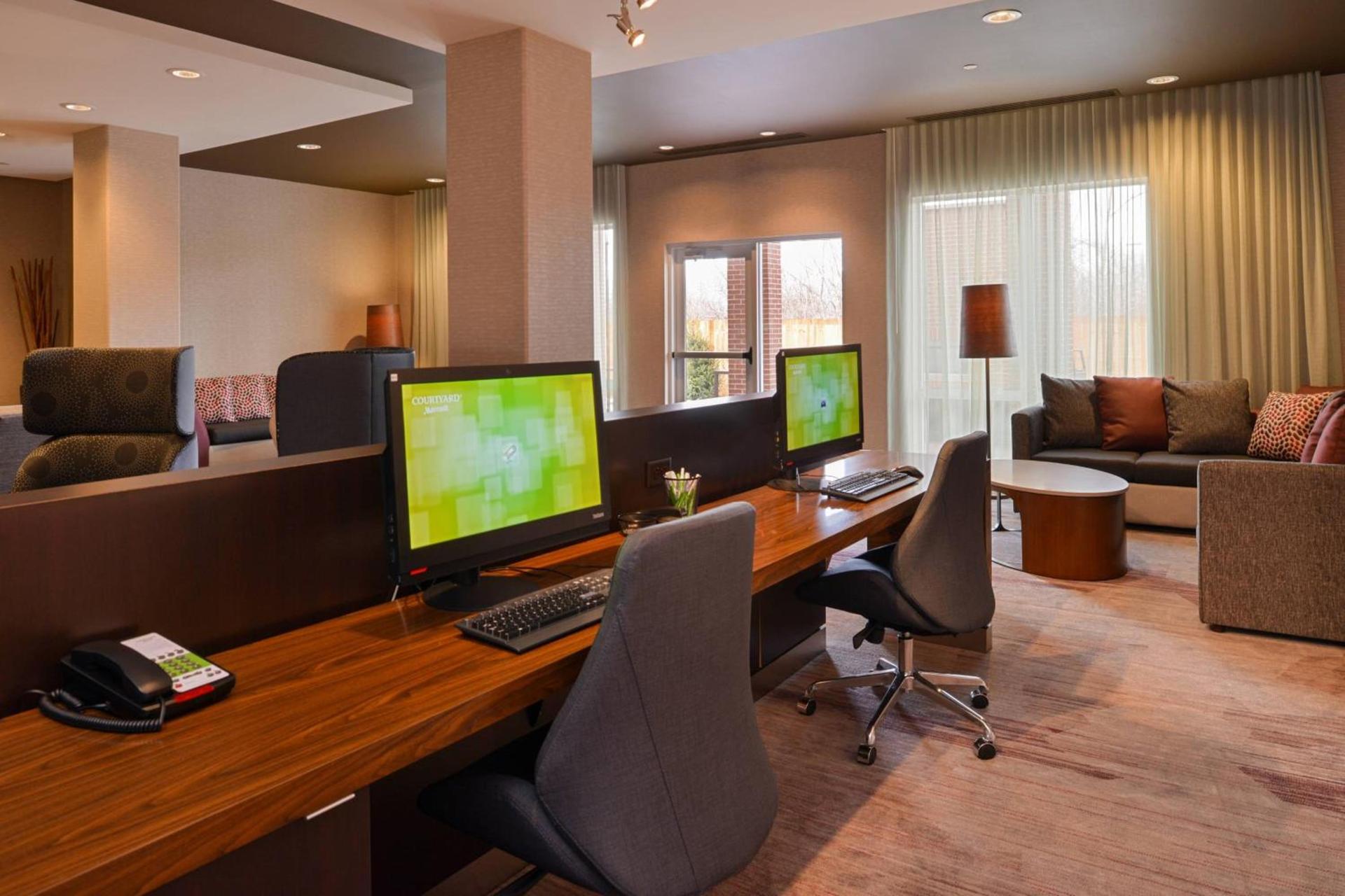Courtyard by Marriott Toledo North photo 11